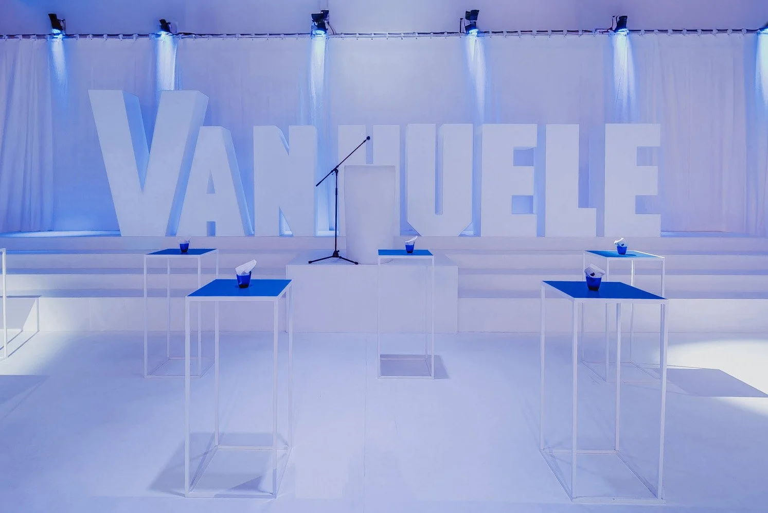 bedrijfsnaam in grote letters als decoratie