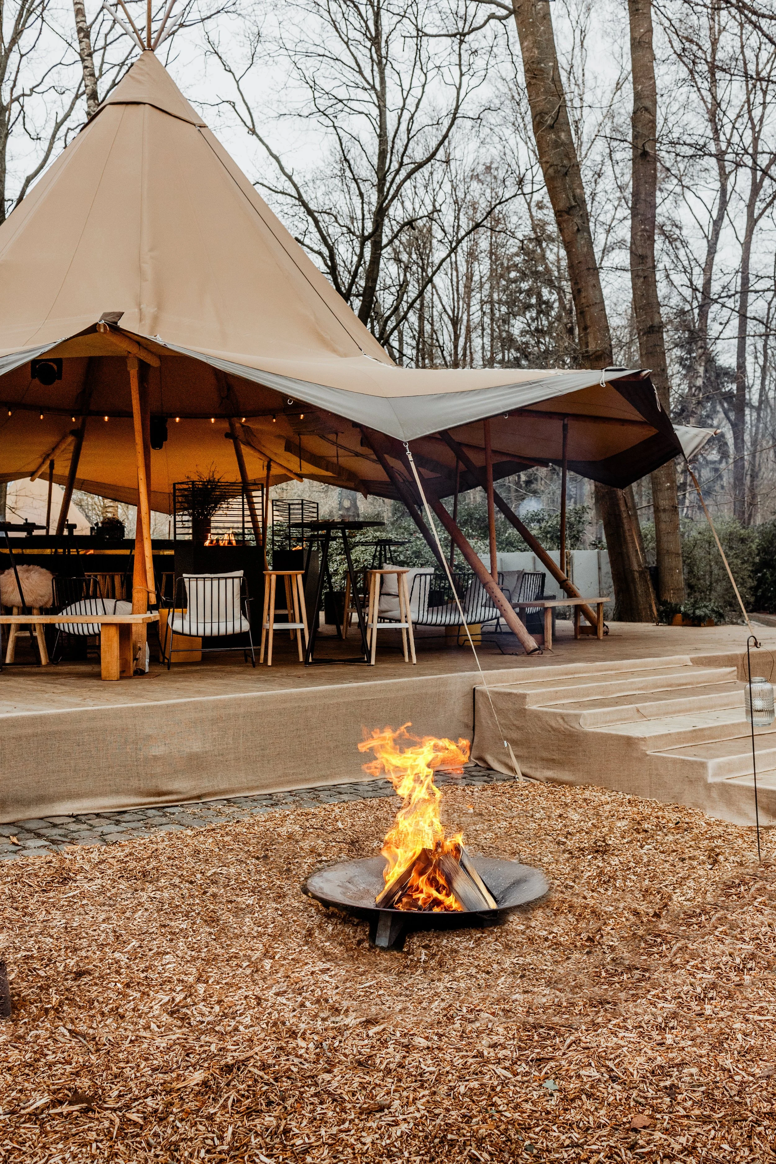 tent met vuur en warme inkleding tijdens een woordland event