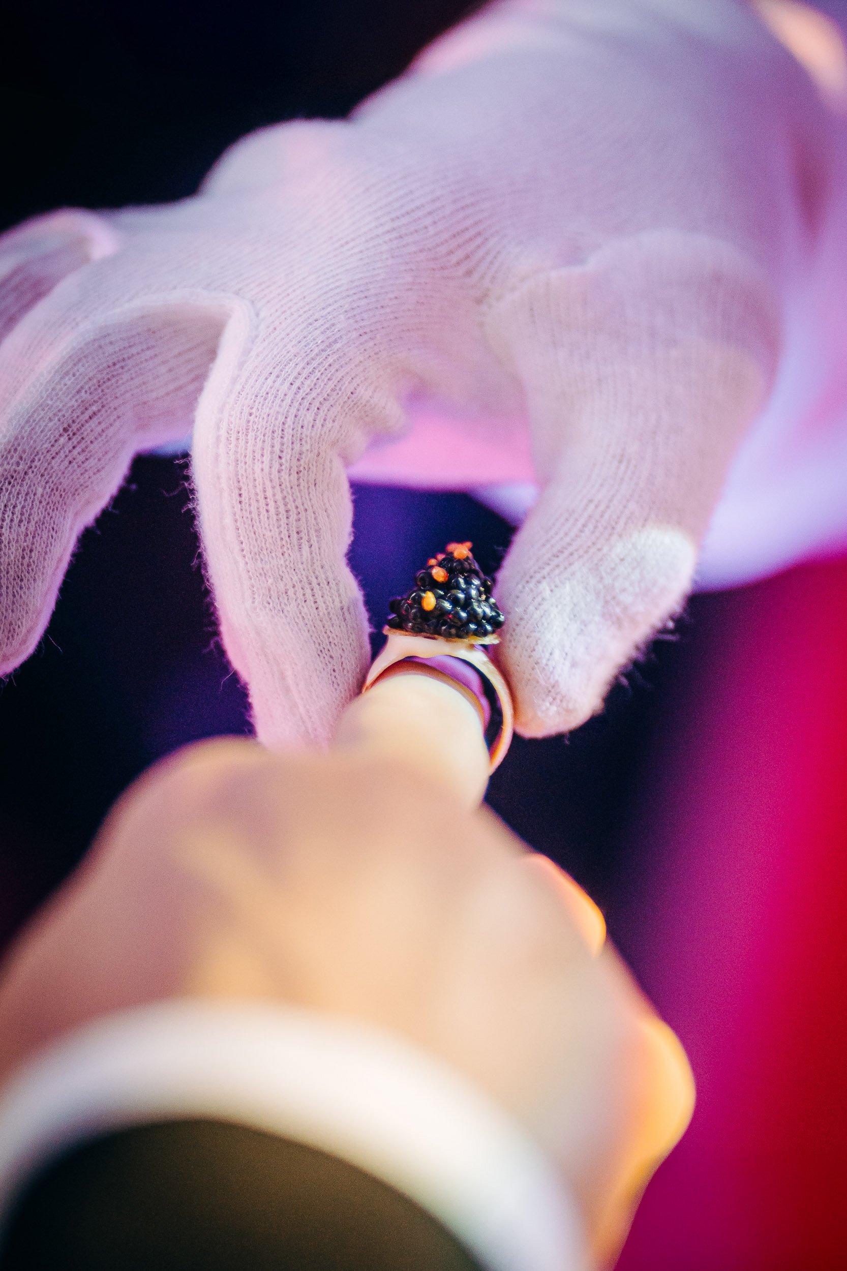 kaviaar hapje tijdens een high-end verjaardagsfeest