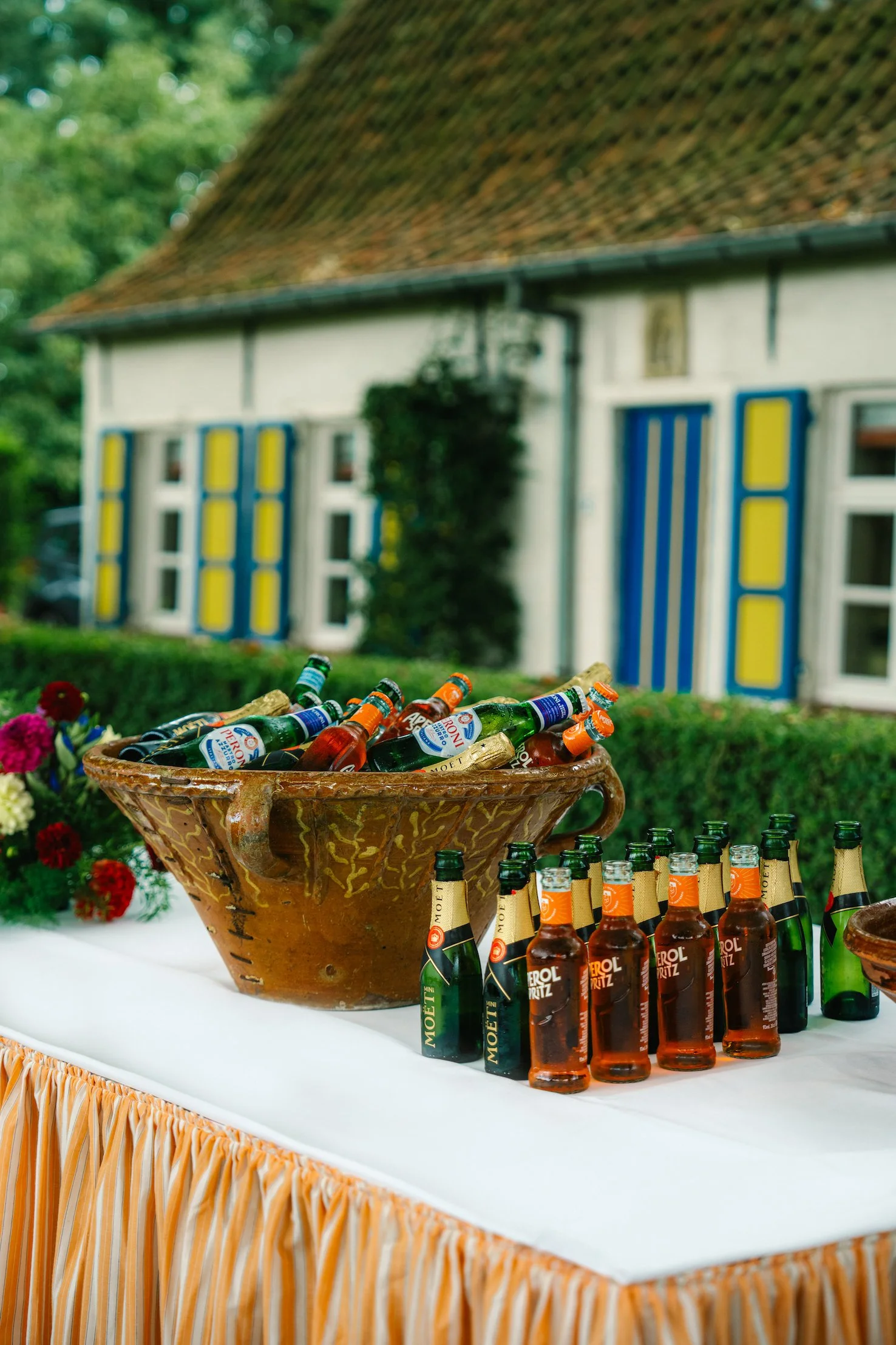 mand met drank tijdens een zomers feest in een kasteel