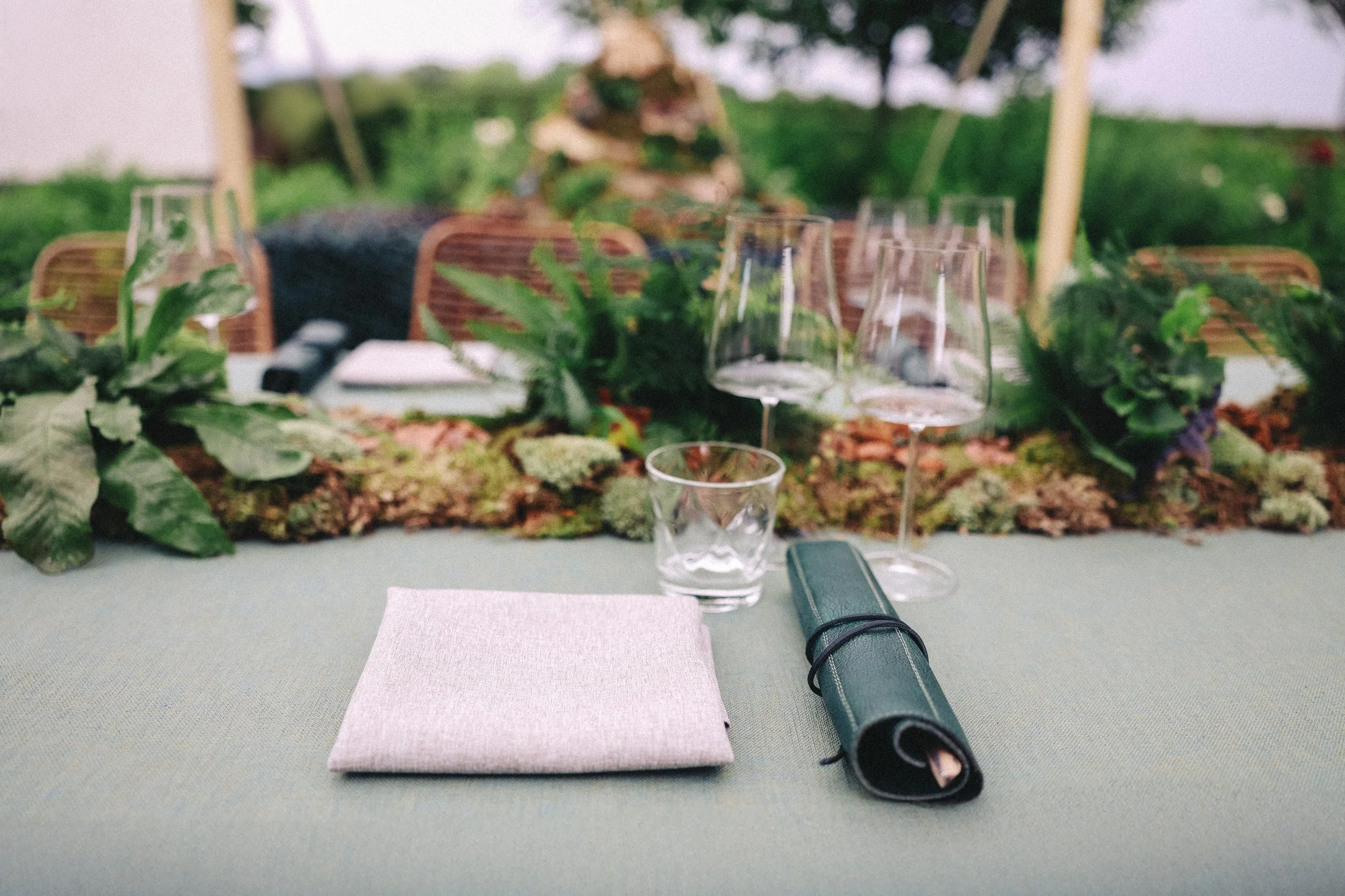 opgedekte tafel met groene accenten