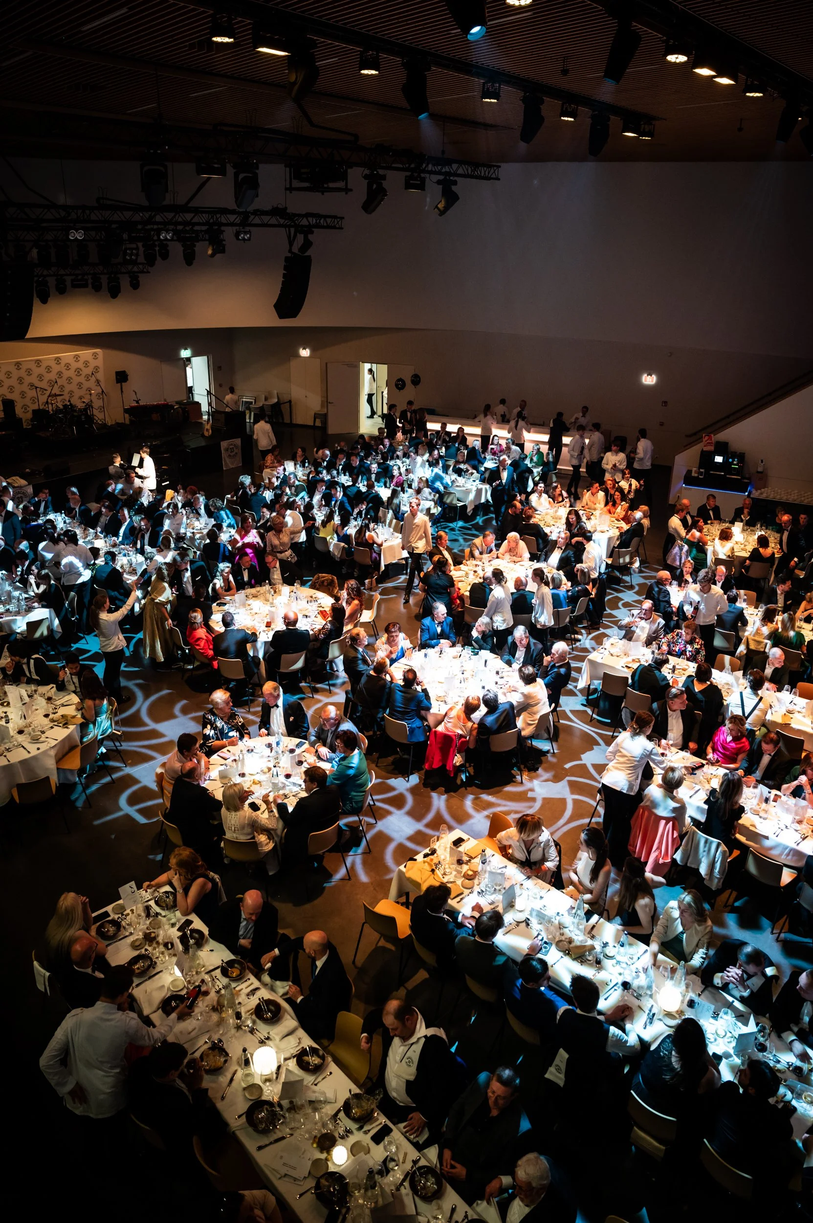 mensen aan tafel op masterchefs event