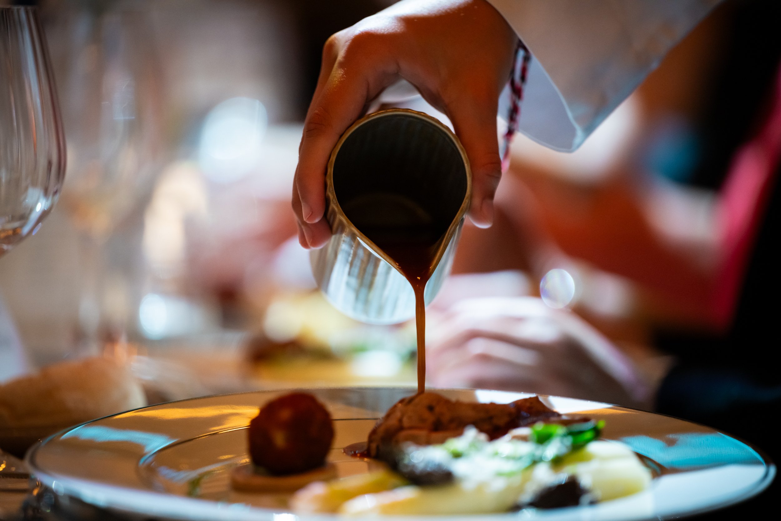 vleesgerecht met saus op event Masterchefs