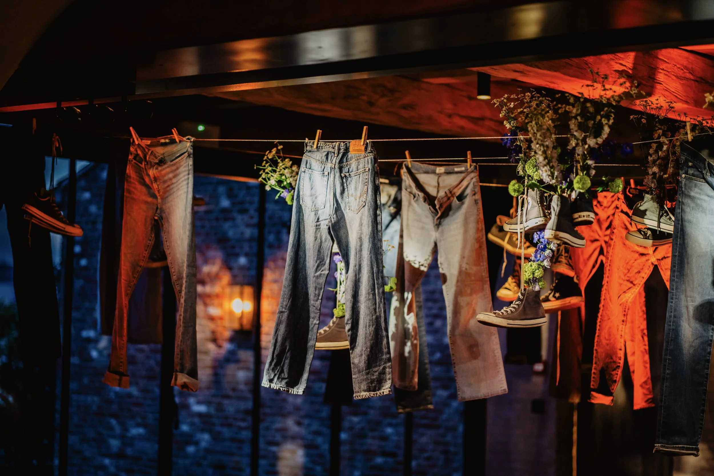 decoratie van hangende jeans en schoenen