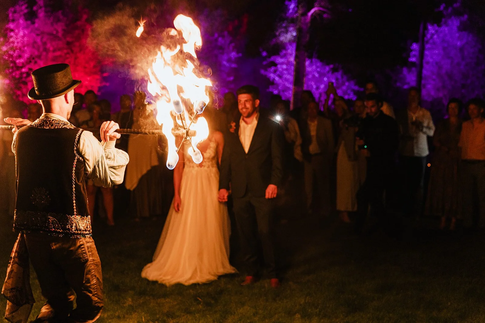 entertainer met vuur op huwelijksfeest