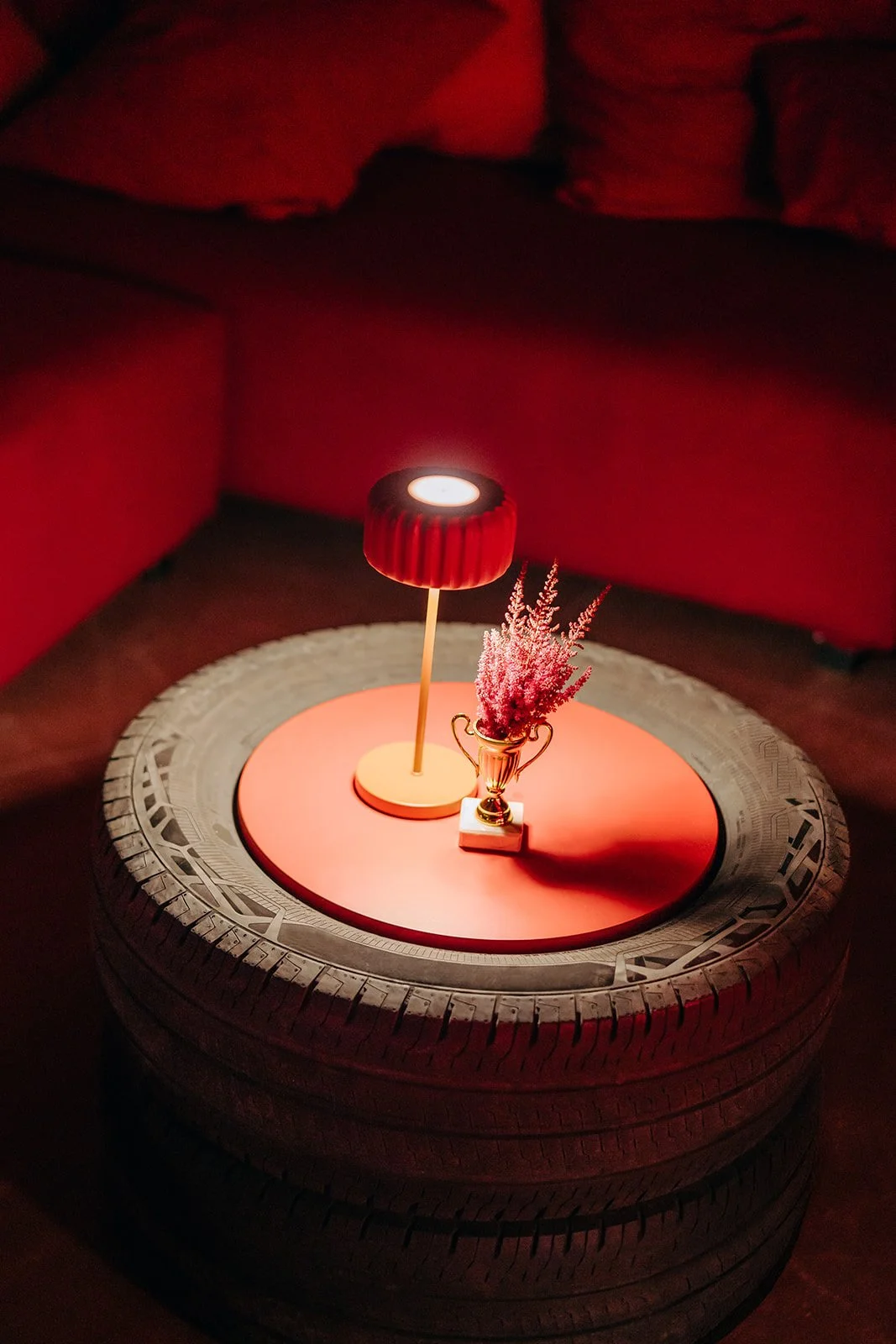 tafel gemaakt uit autobanden