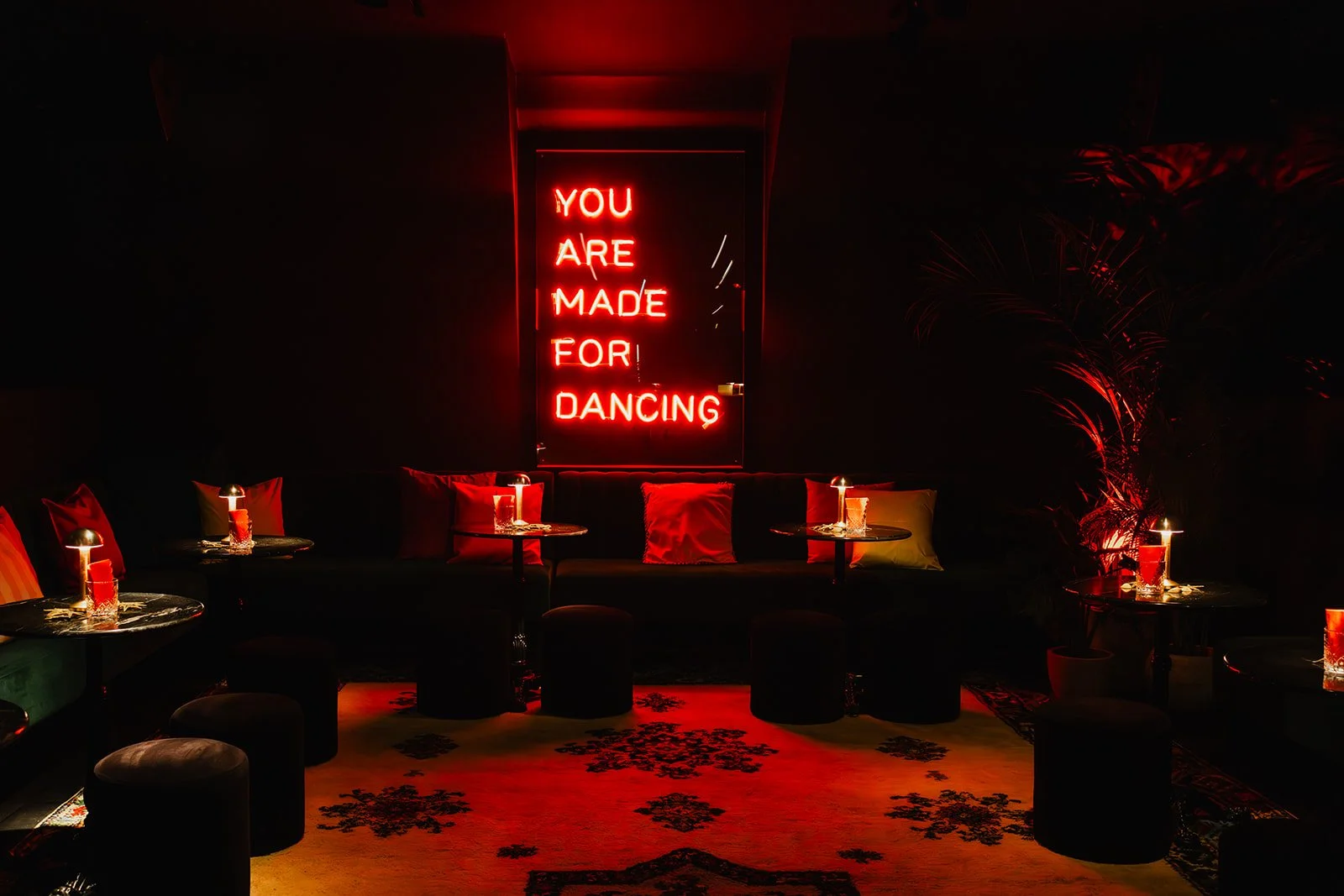 donkere feestzaal met neonlichten