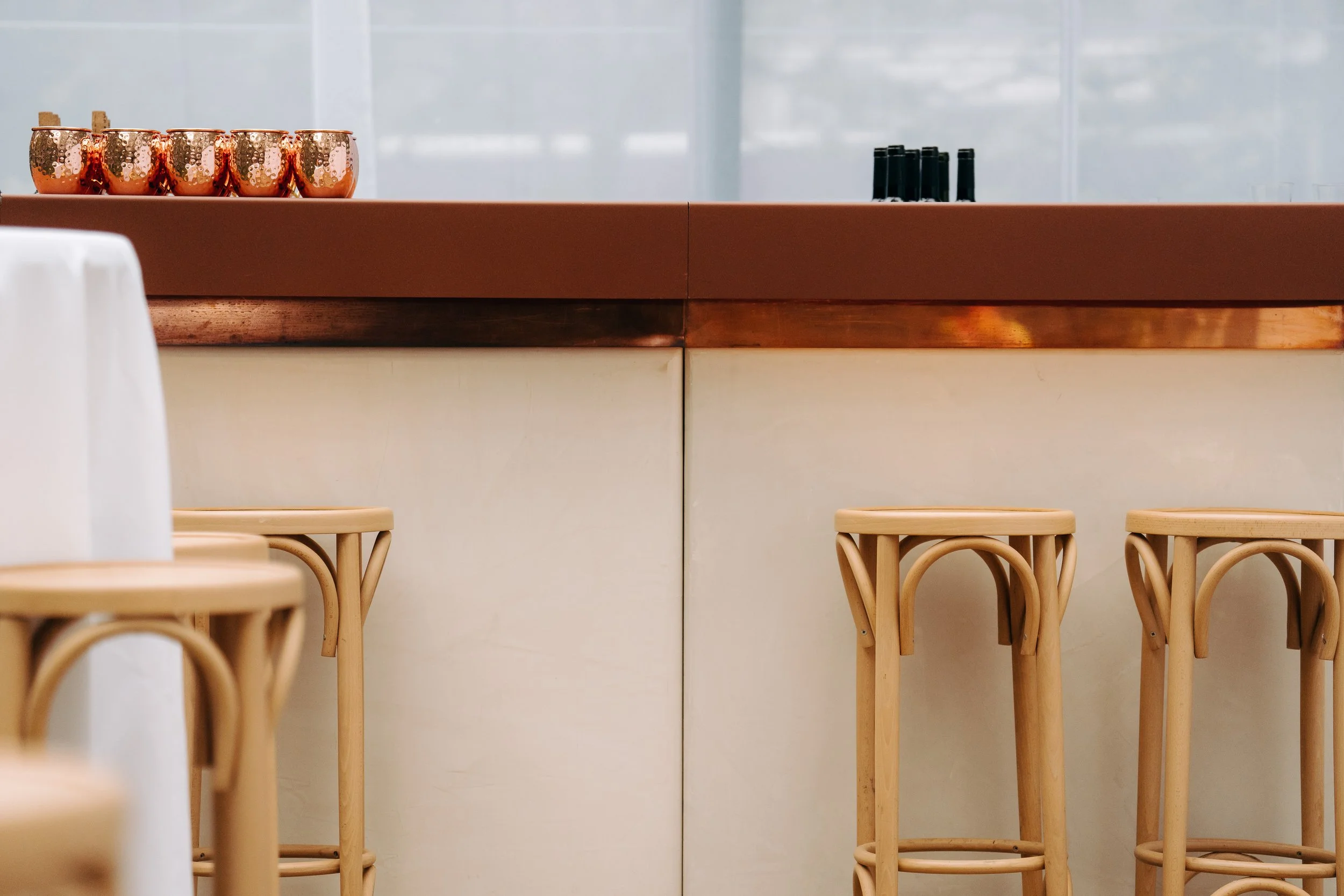 stoelen aan bar in serre