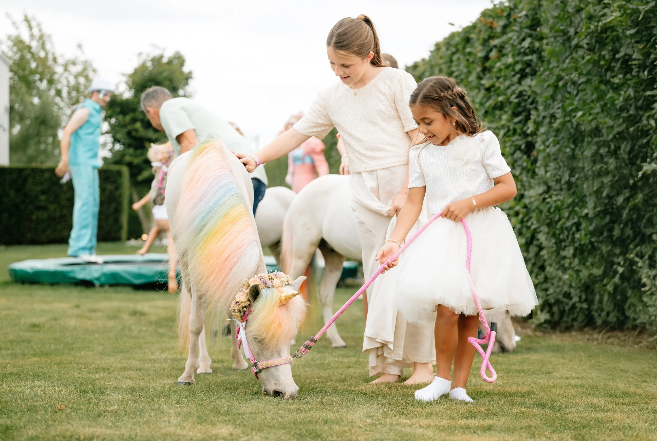 meisje die wandelt met unicorn