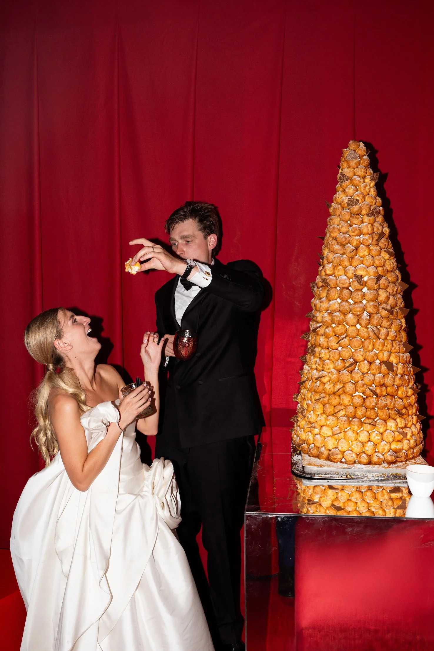 wedding moment van pasgetrouwd koppel