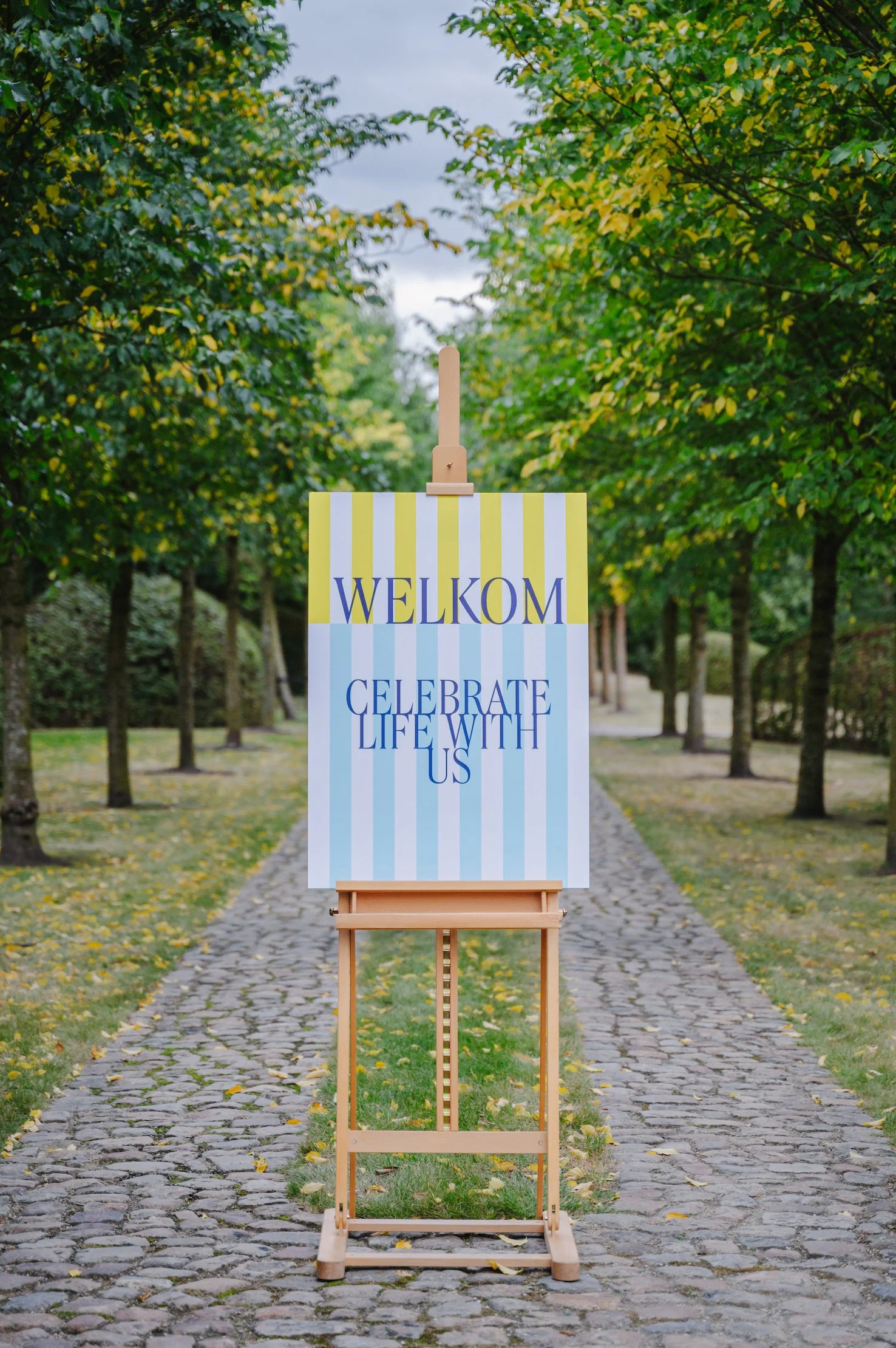 welkomstbord aan de ingang van een 50e verjaardagsfeest