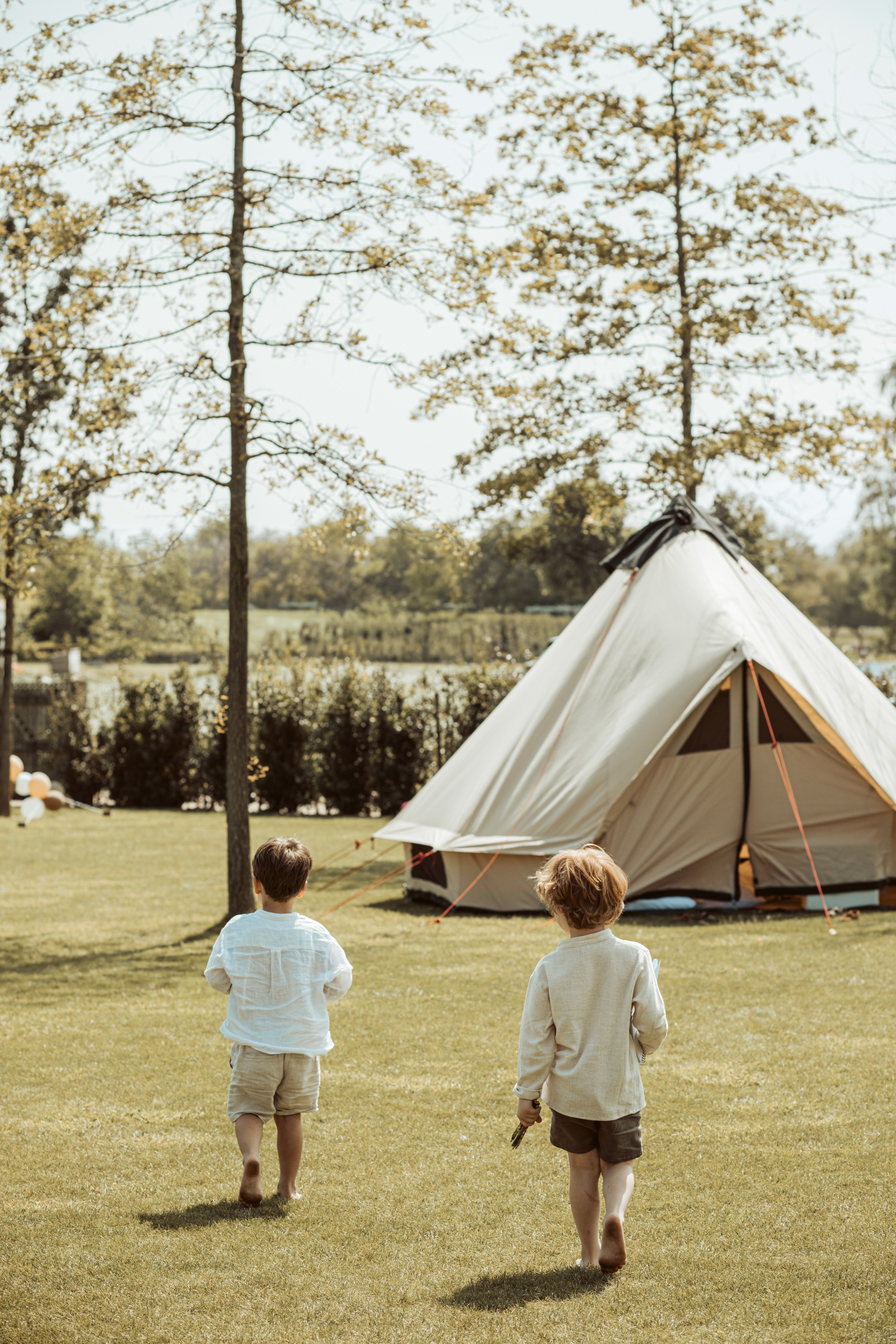 kindjes die spelen in tuin