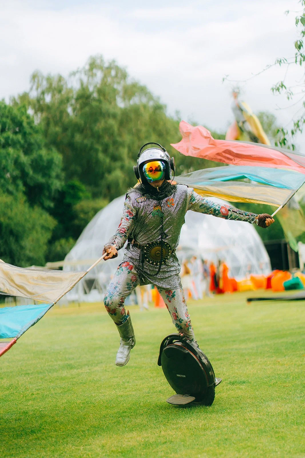 entertainment performer op mini-festival