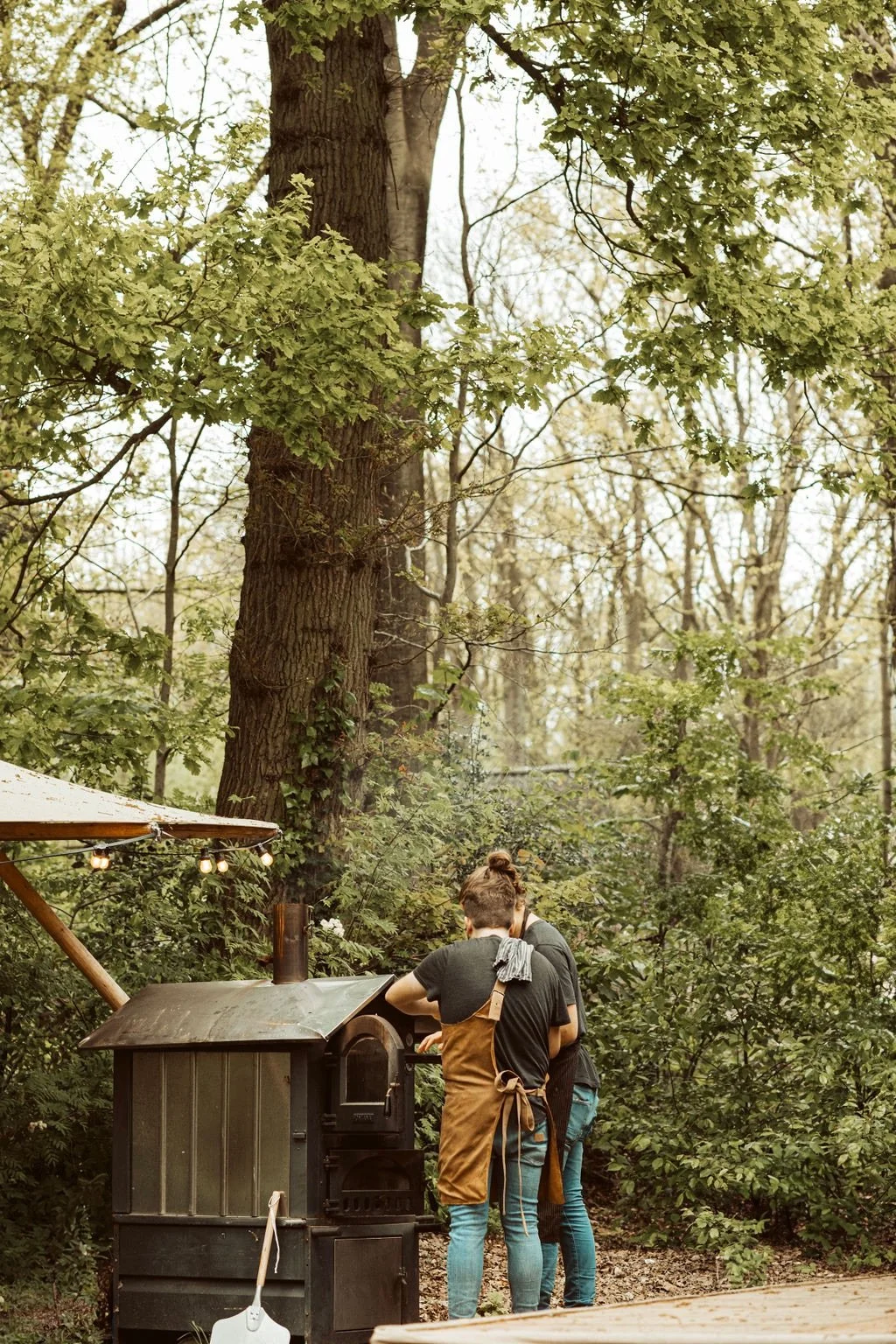 mensen bij pizza oven