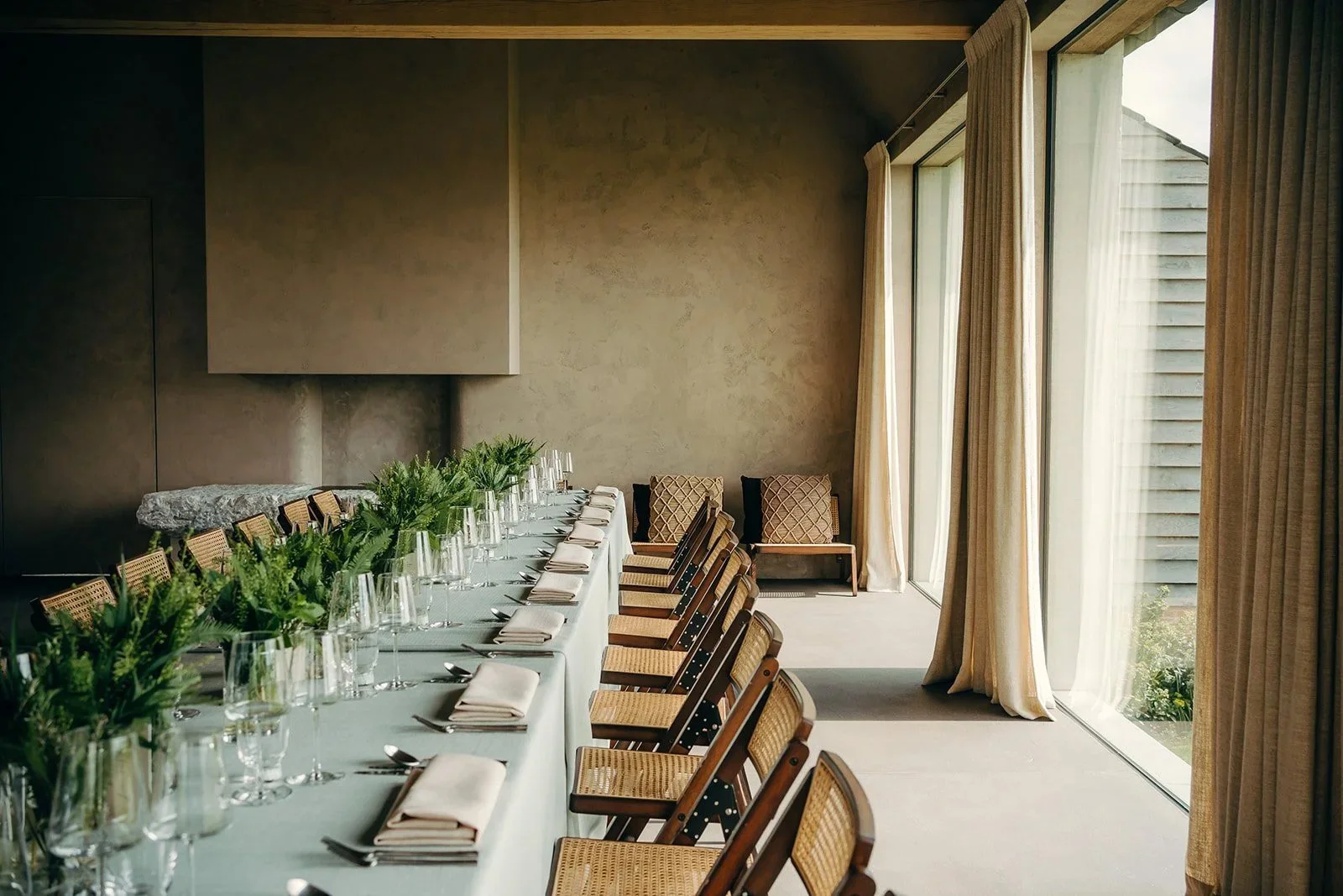 aankleding van tafel met neutrale kleuren