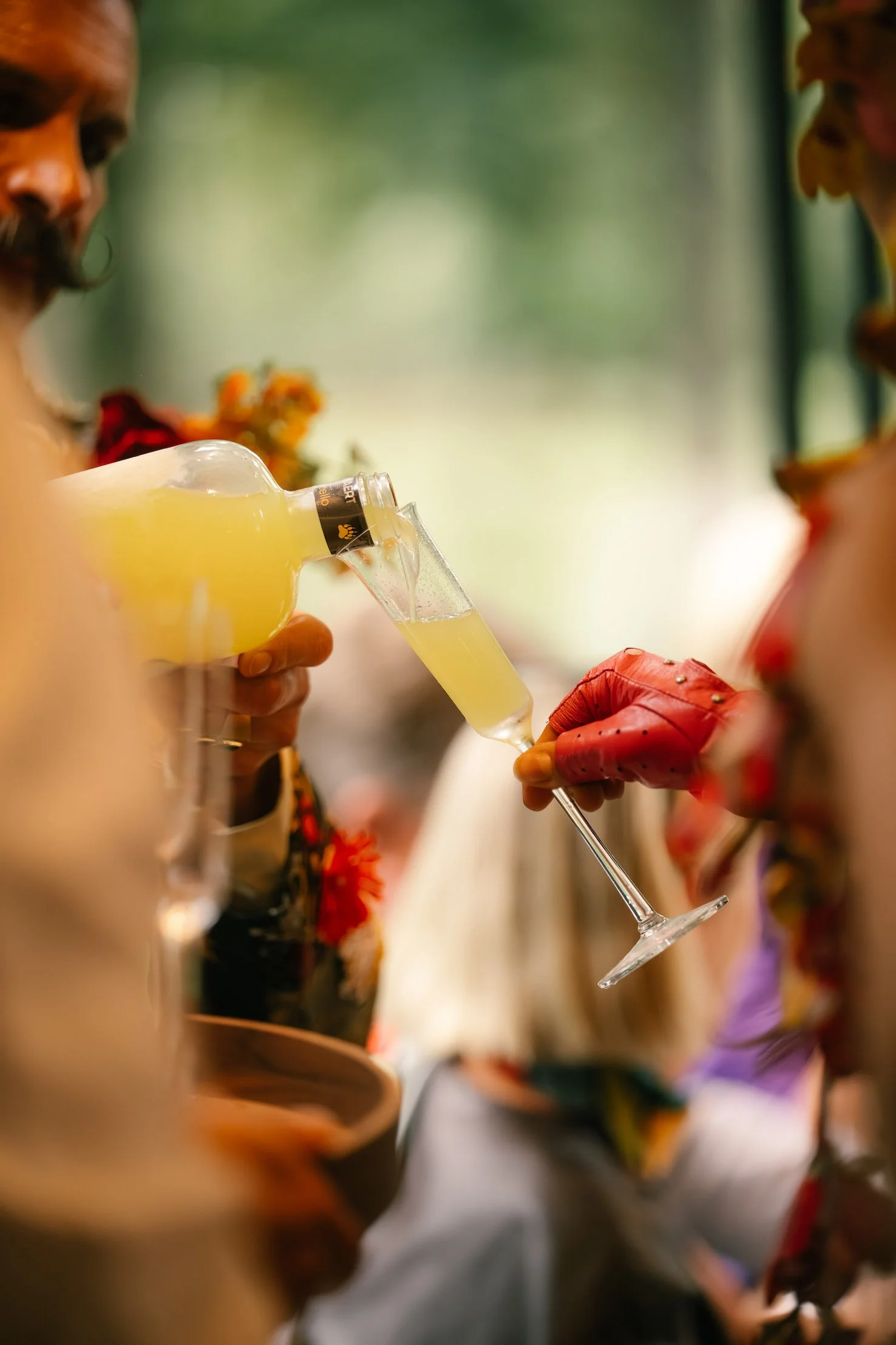 inschenken van limoncello op italiaans verjaardagsfeest