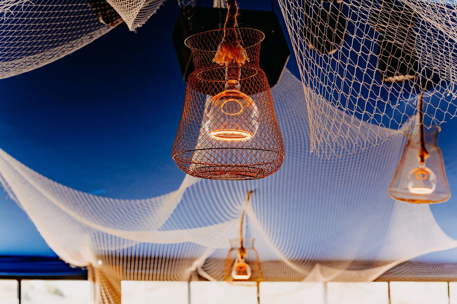 decoratie met visnetten tijdens een event met zee thema