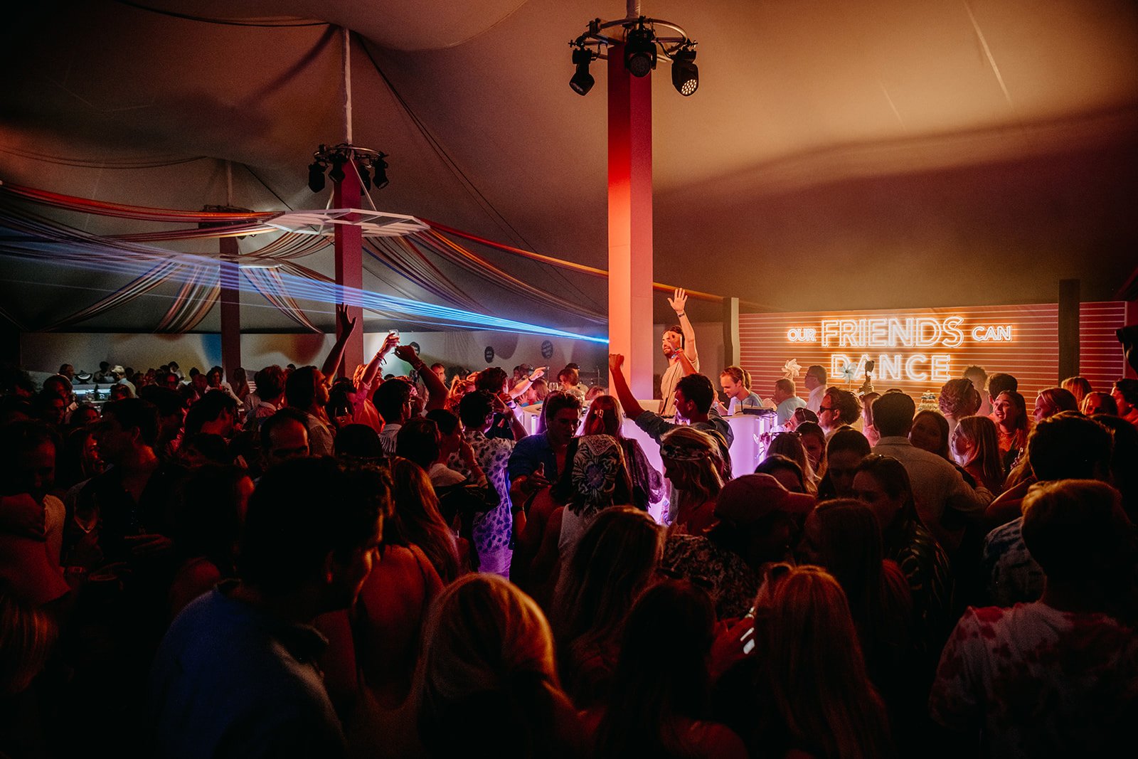 feestende mensen in tent