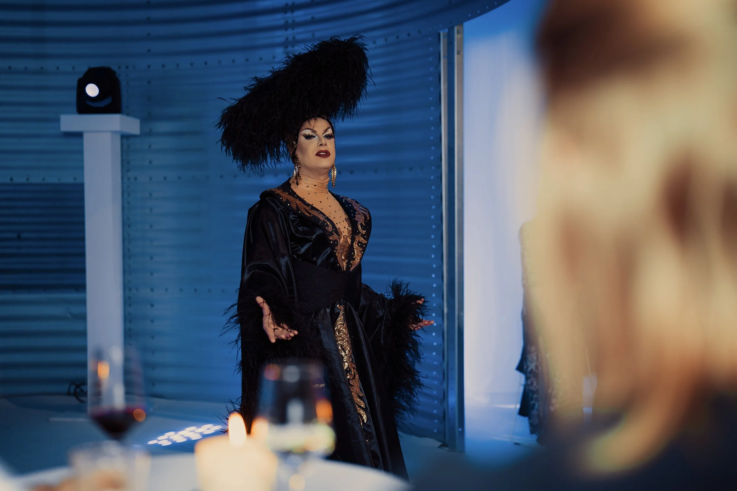 dragqueen die performt op personeelsfeest