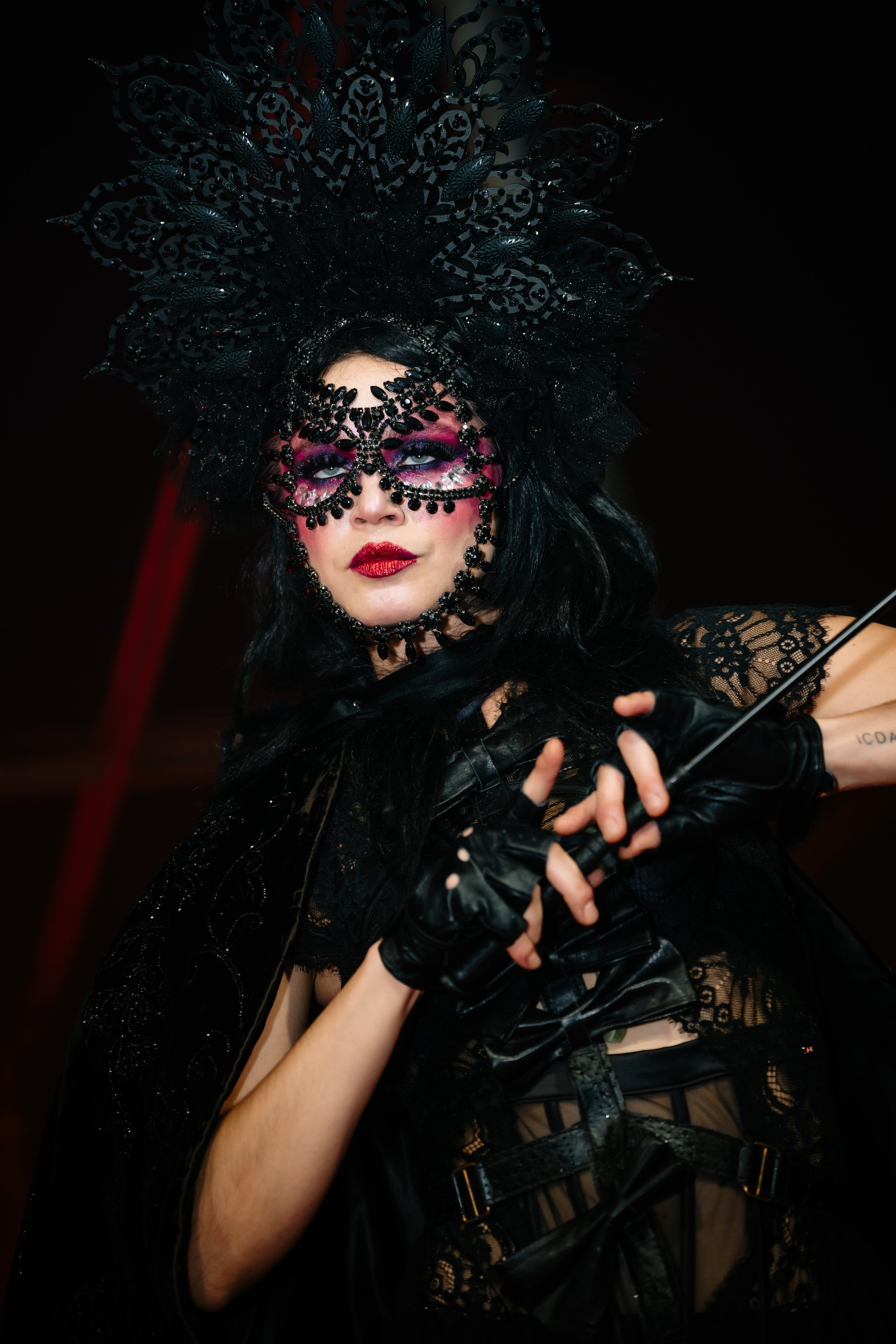 entertainer op bedrijfsevent met kleurrijke make-up
