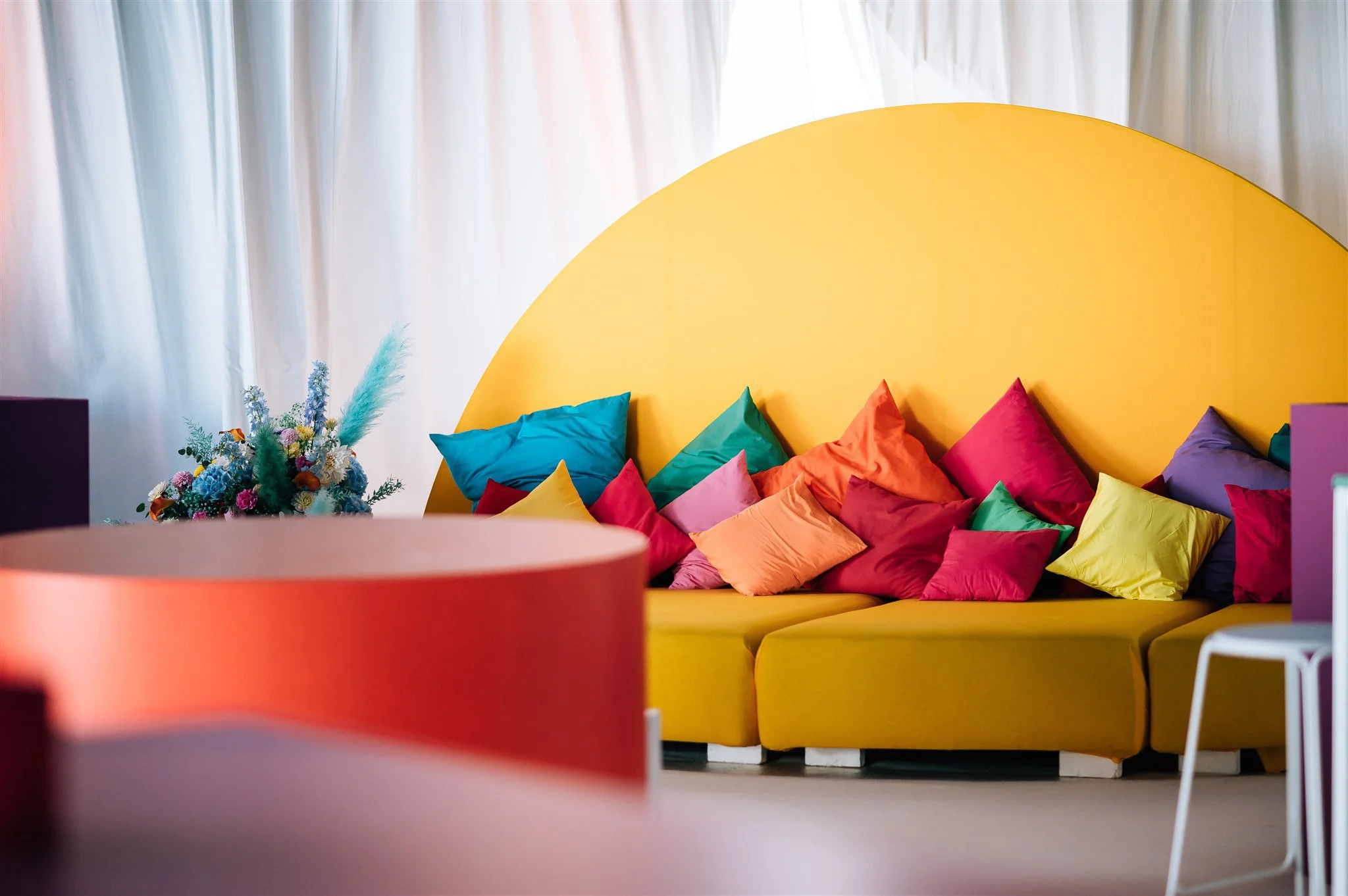 zithoek met kleurrijke kussens