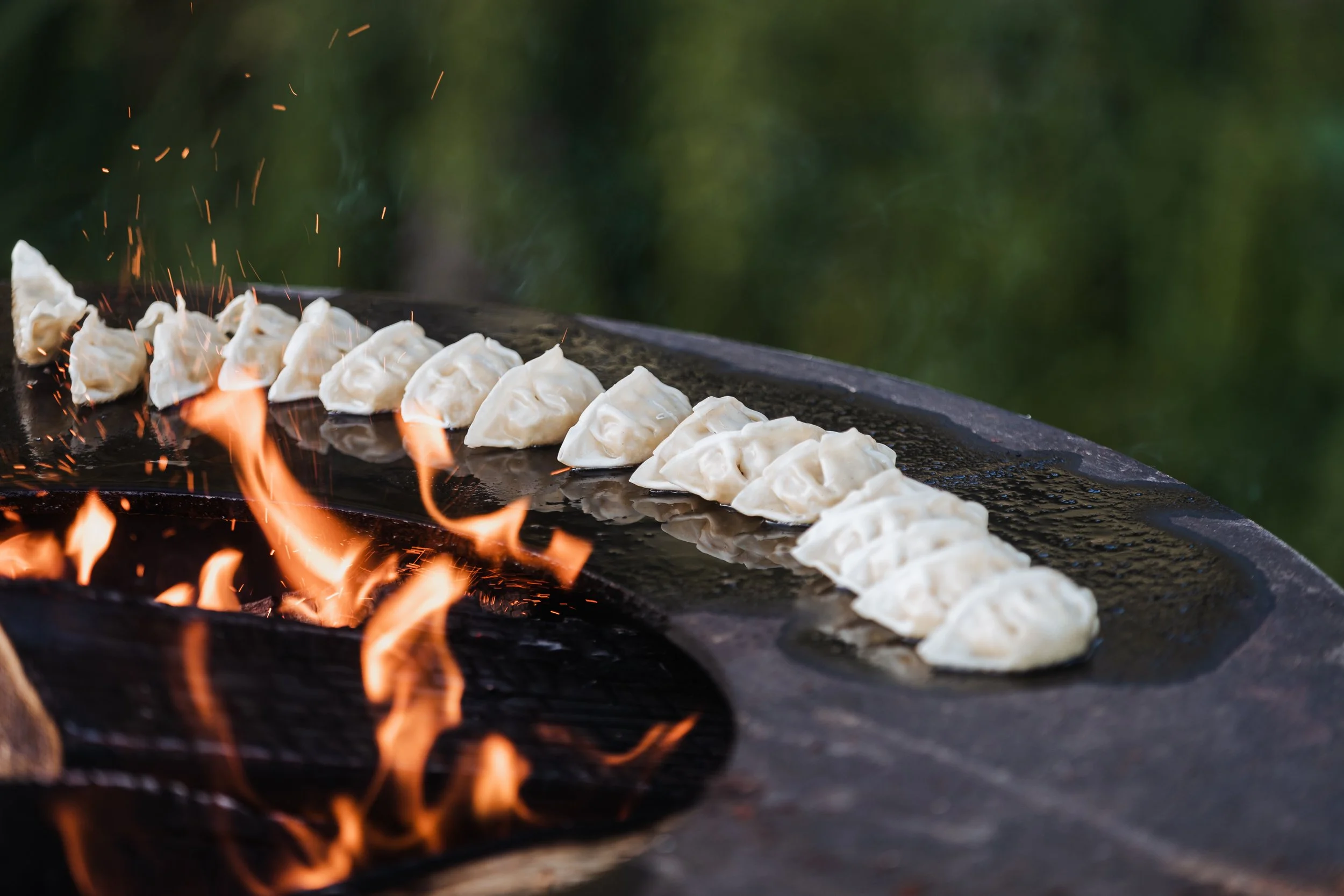 dumplings gebakken op vuurschaal