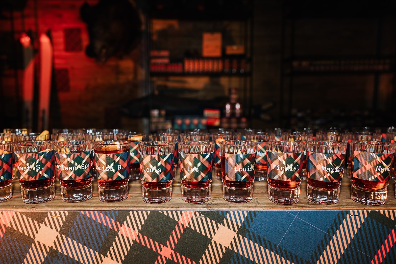 gepersonaliseerd glazen op een huwelijk