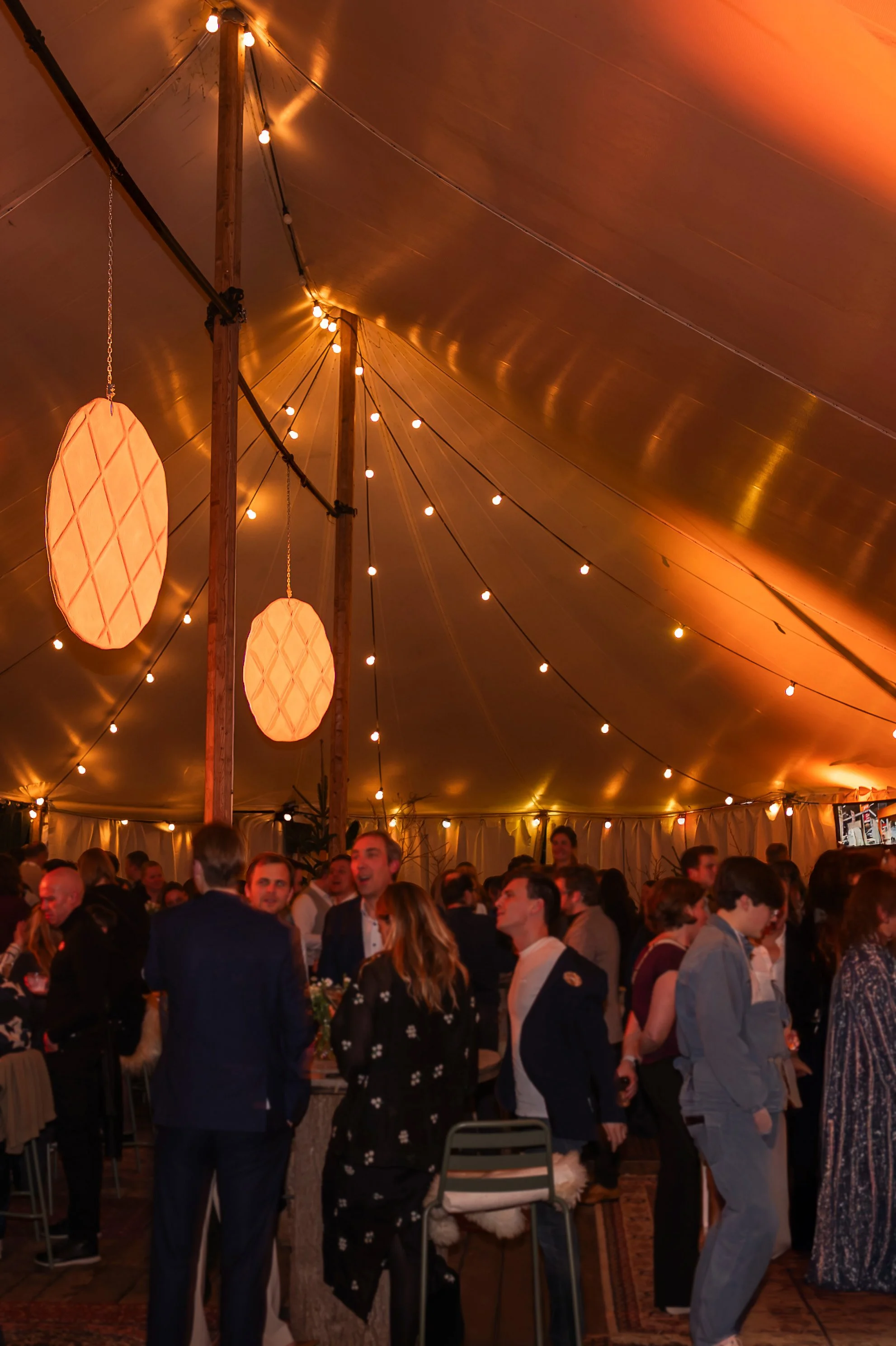 winterse decoratie in grote tent voor nieuwjaarsfeest