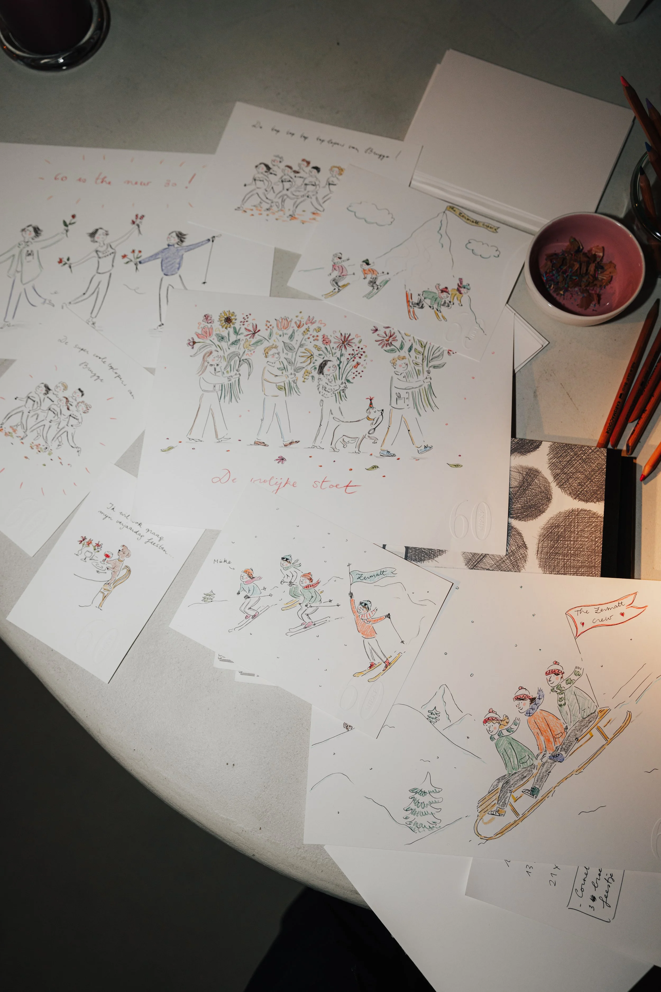 tafel met gemaakte tekeningen
