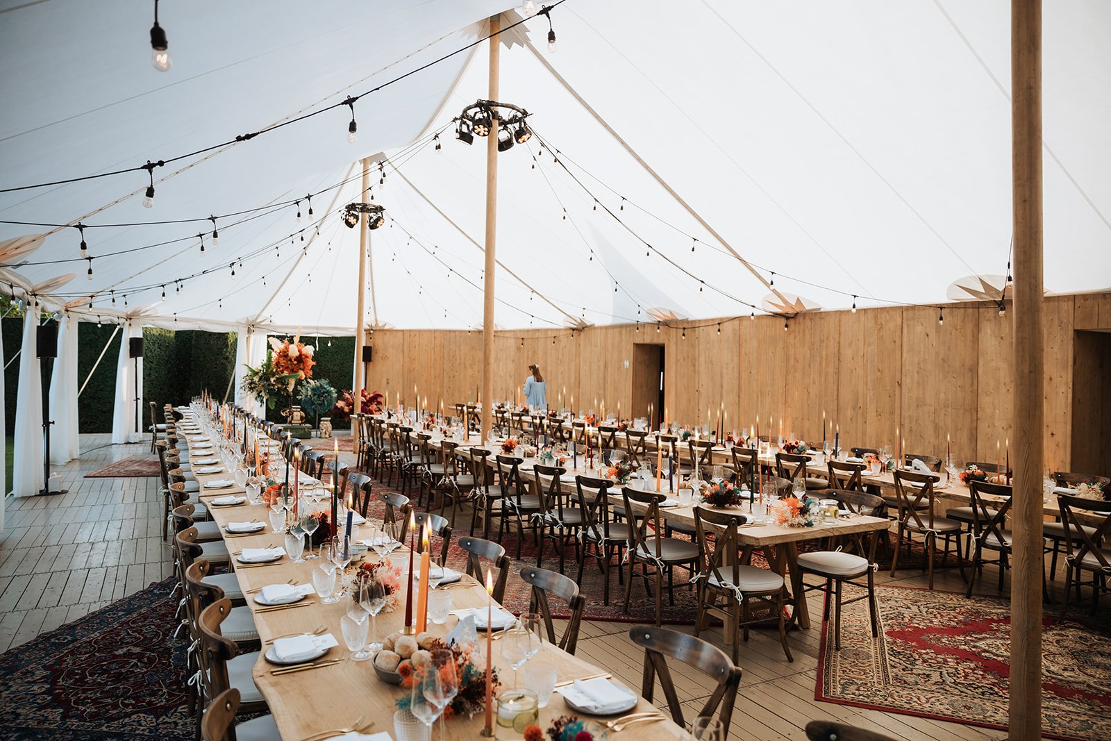 lange tafels in tent