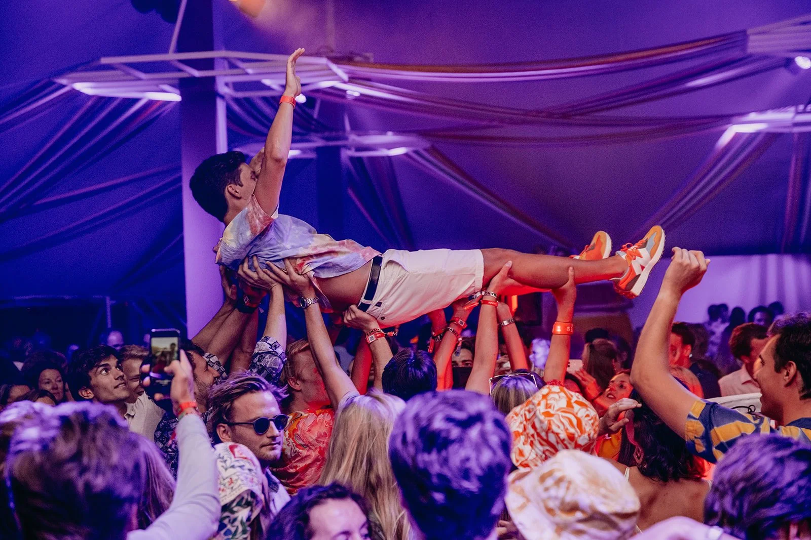 feestende mensen op festival