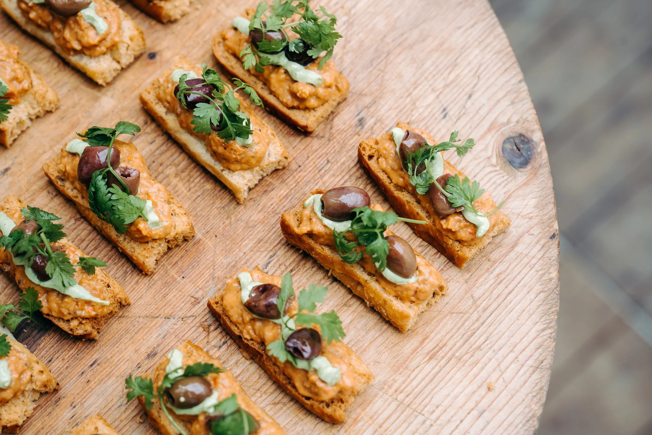 hapjes geserveerd op een event