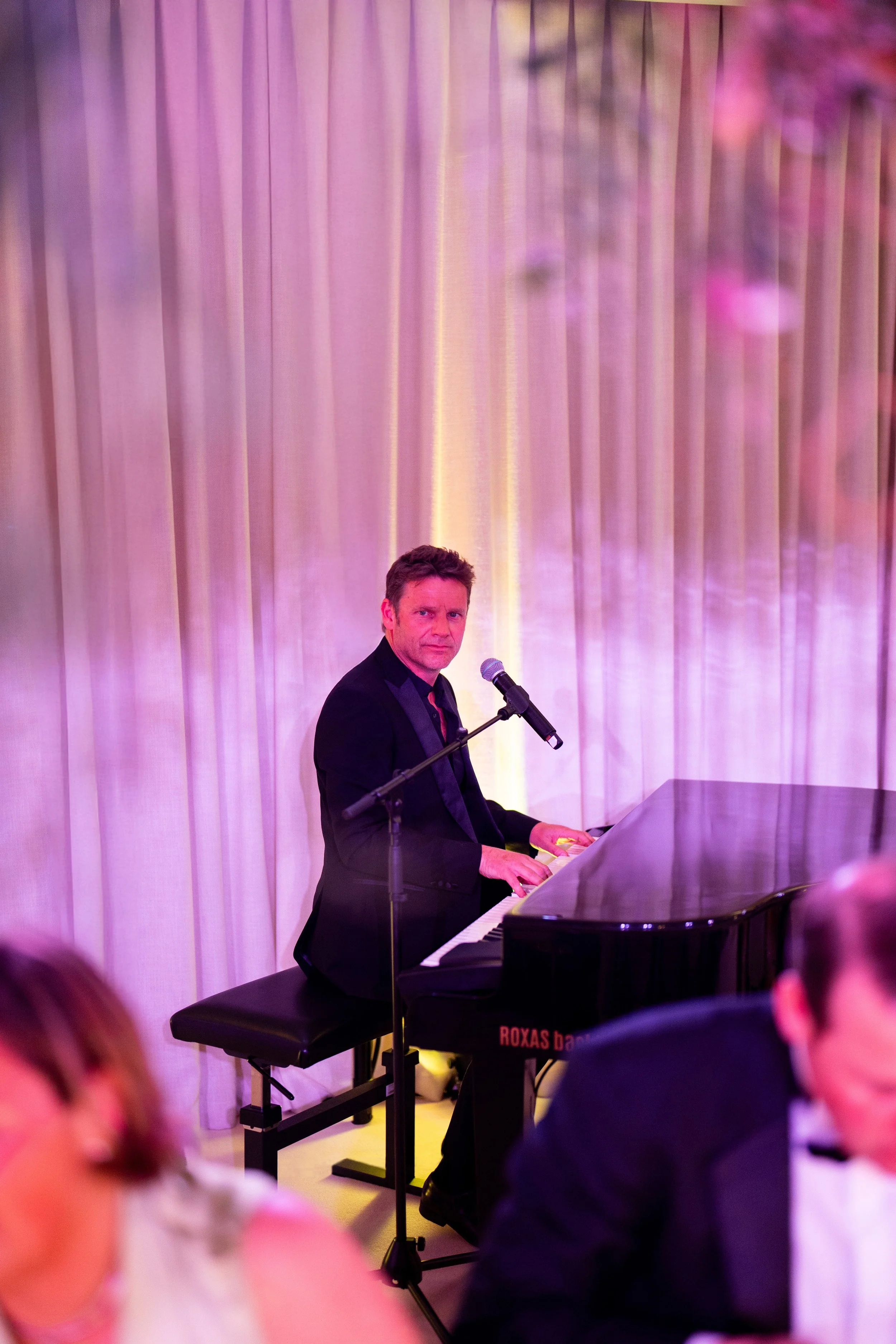 live pianomuziek tijdens een bridgerton themafeest