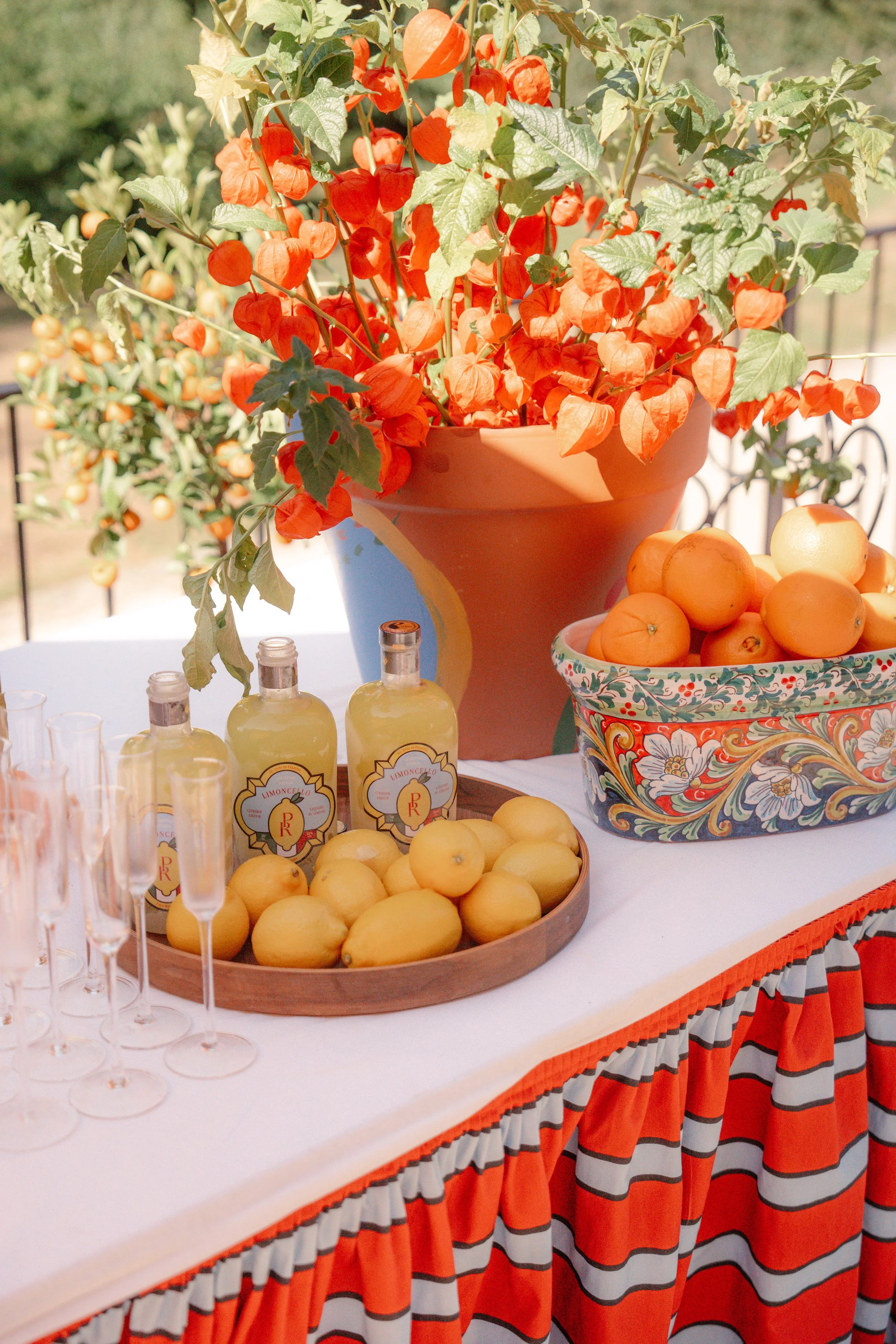 detail van glazen met decoratie tijdens verjaardagsbeeld