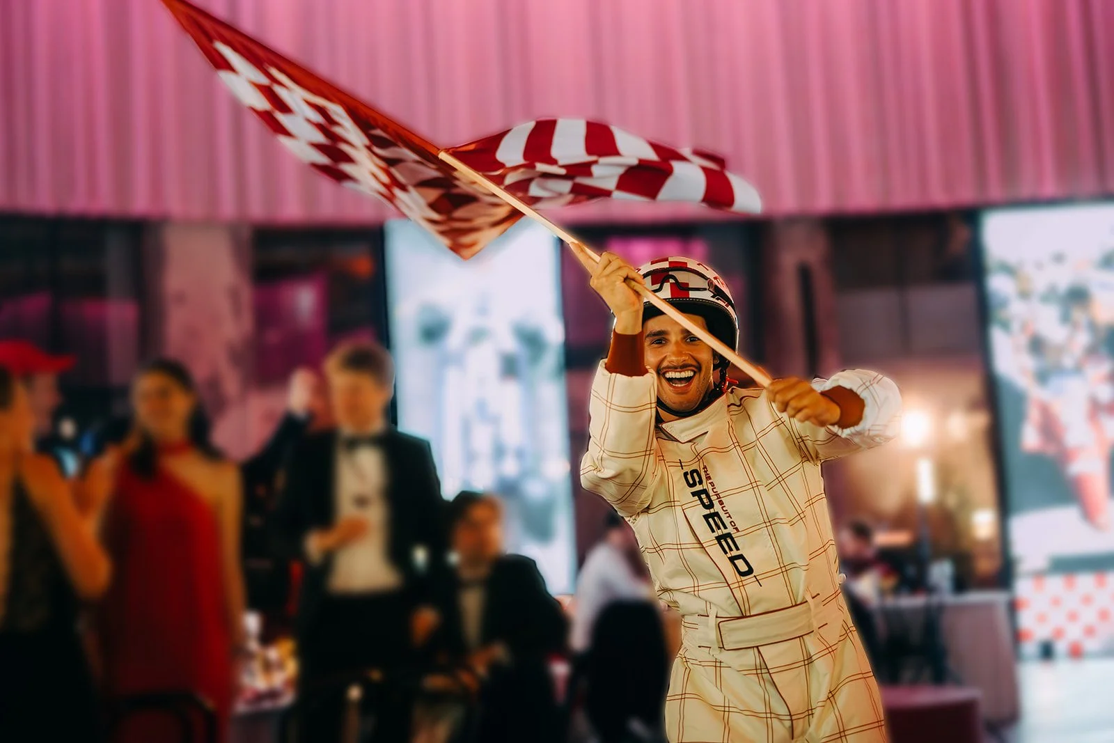 entertainer met race vlag tijdens F1 themafeest