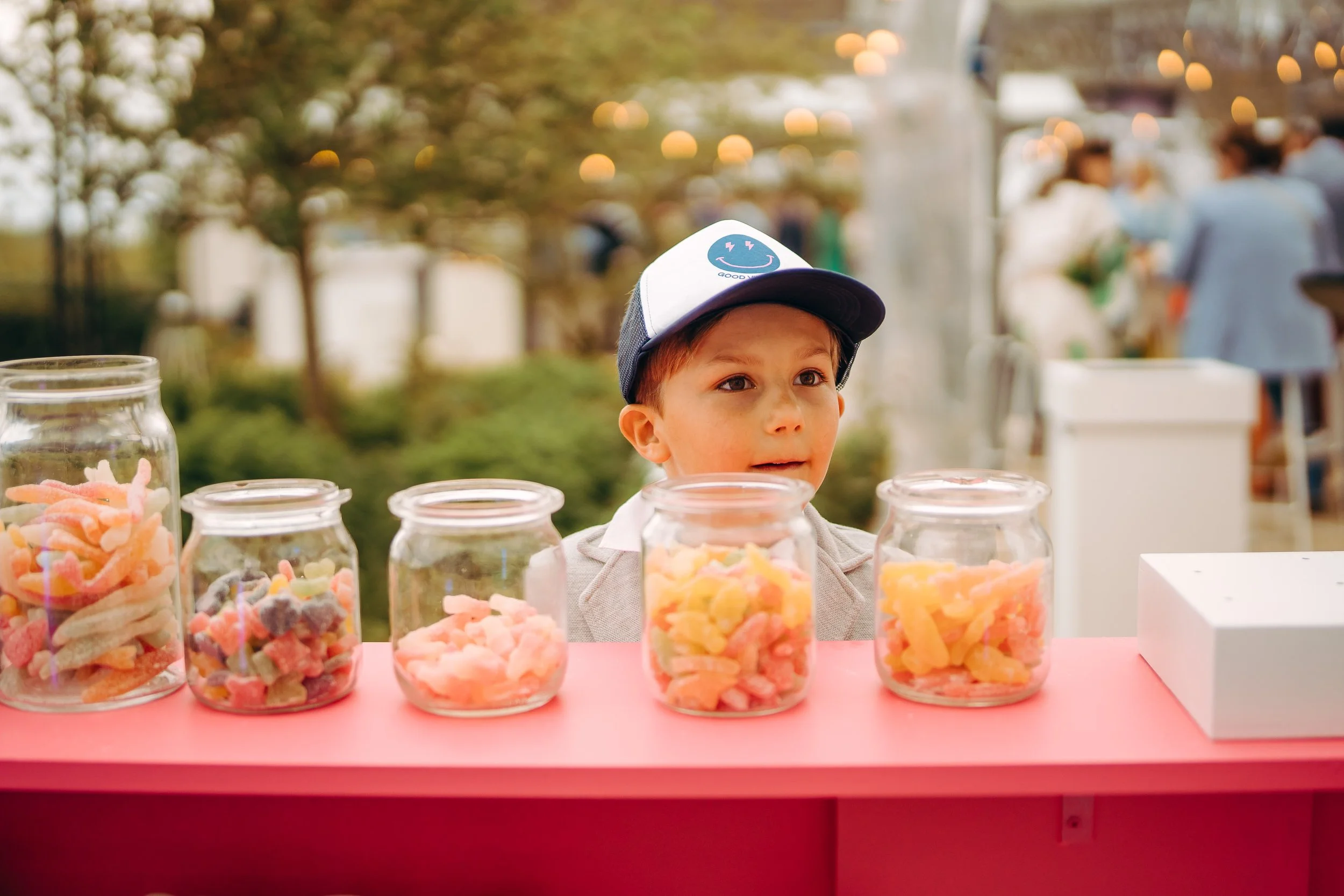 kindje bij snoeppot tijdens smiley festival