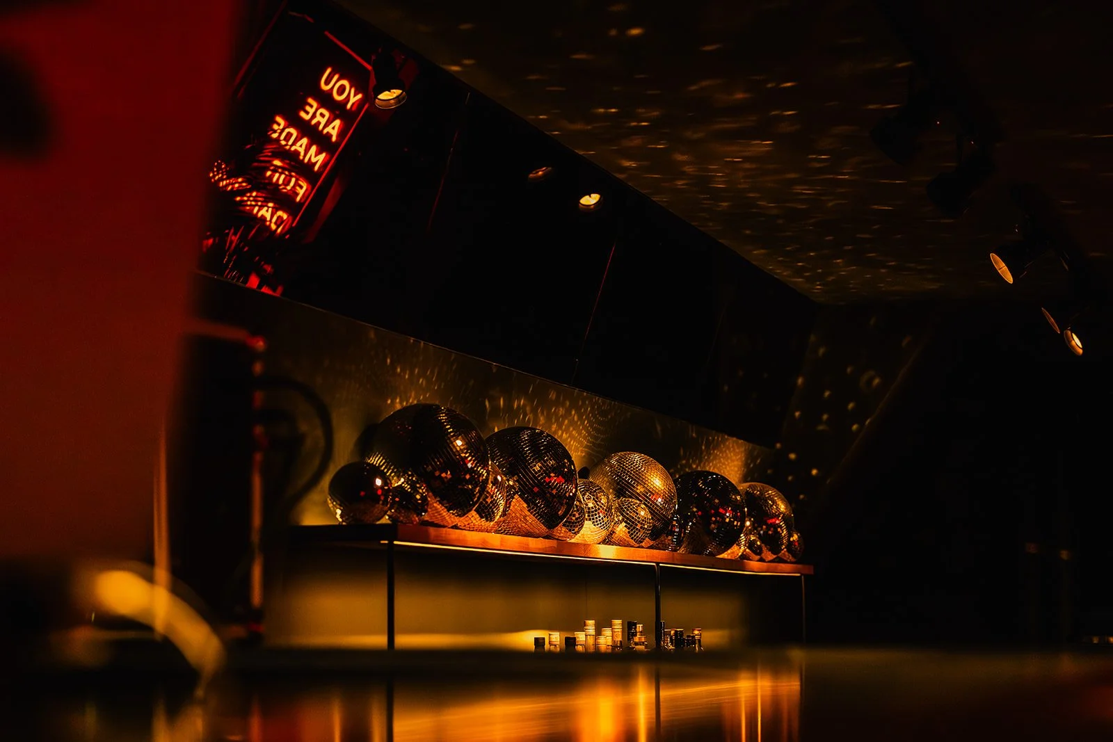 discobollen boven bar als decoratie