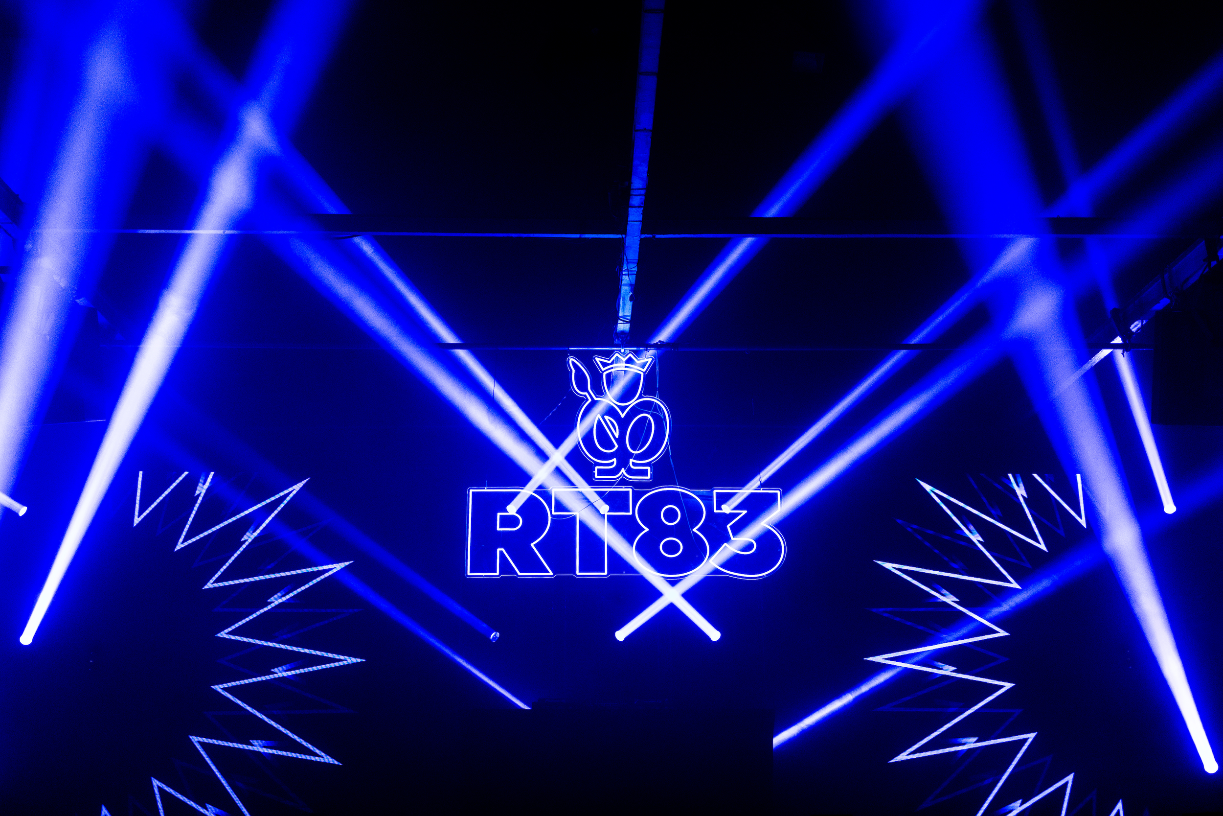 verlichting op bedrijfsevent met neon licht