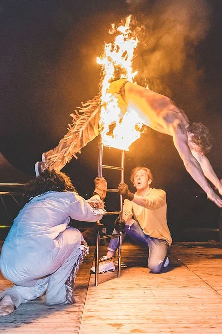mens die door vuur springt als entertainment