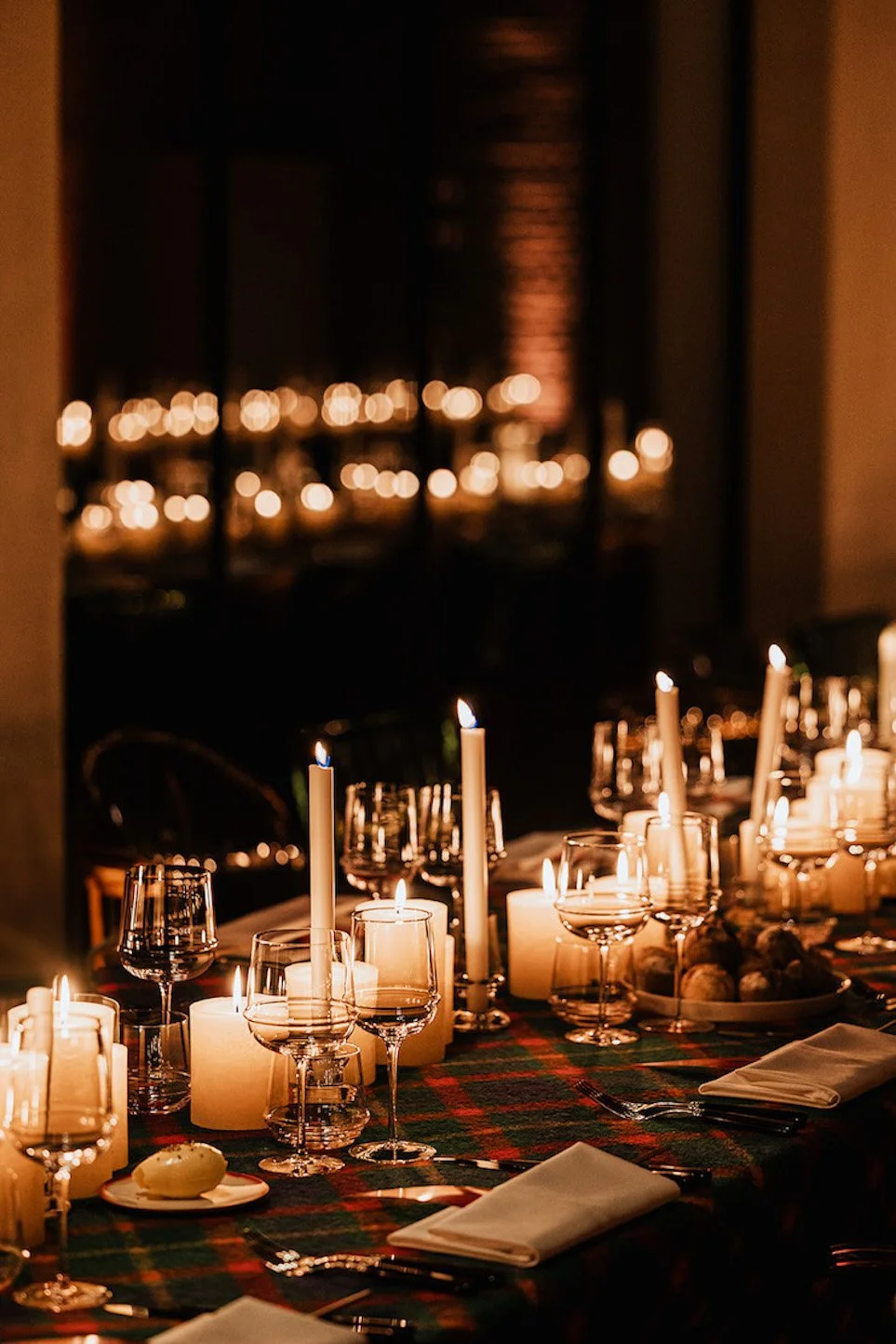opgedekte tafel met kaarsen als decoratie