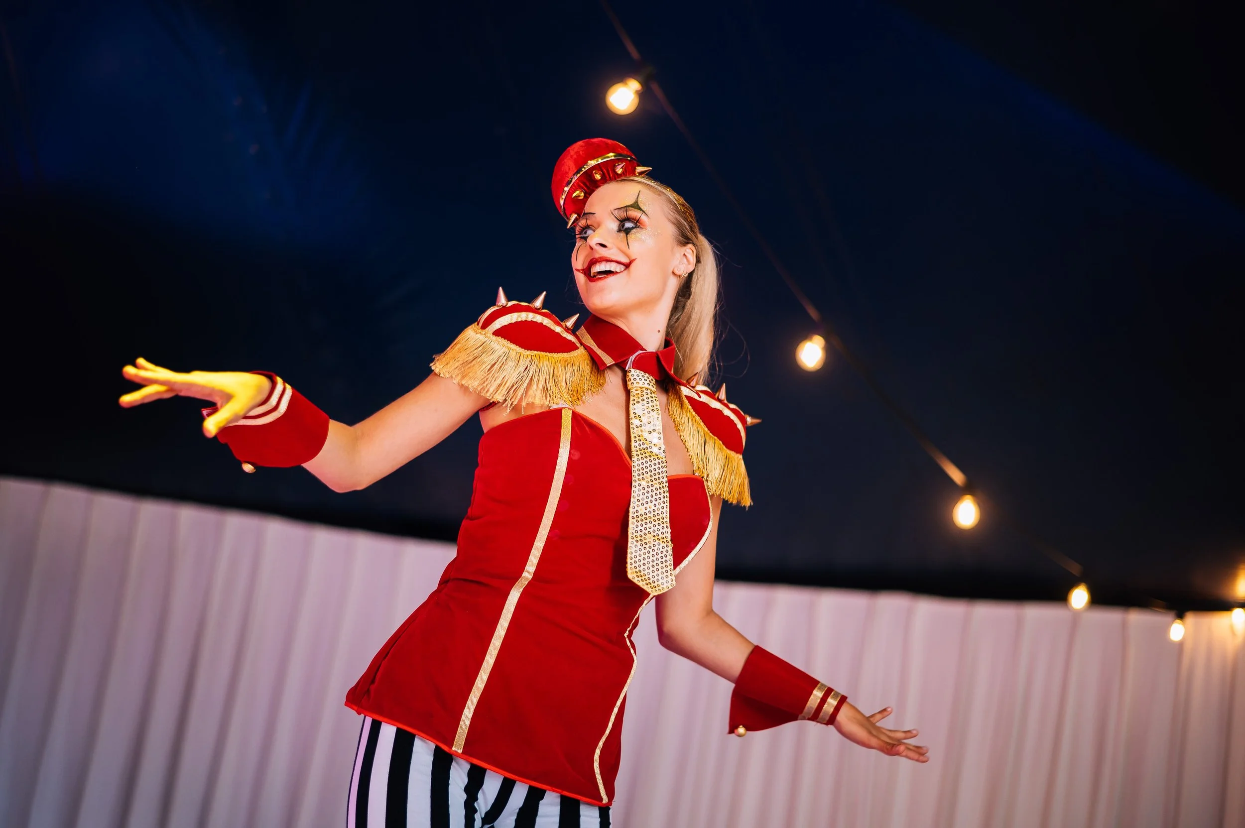 entertainer in circuskledij