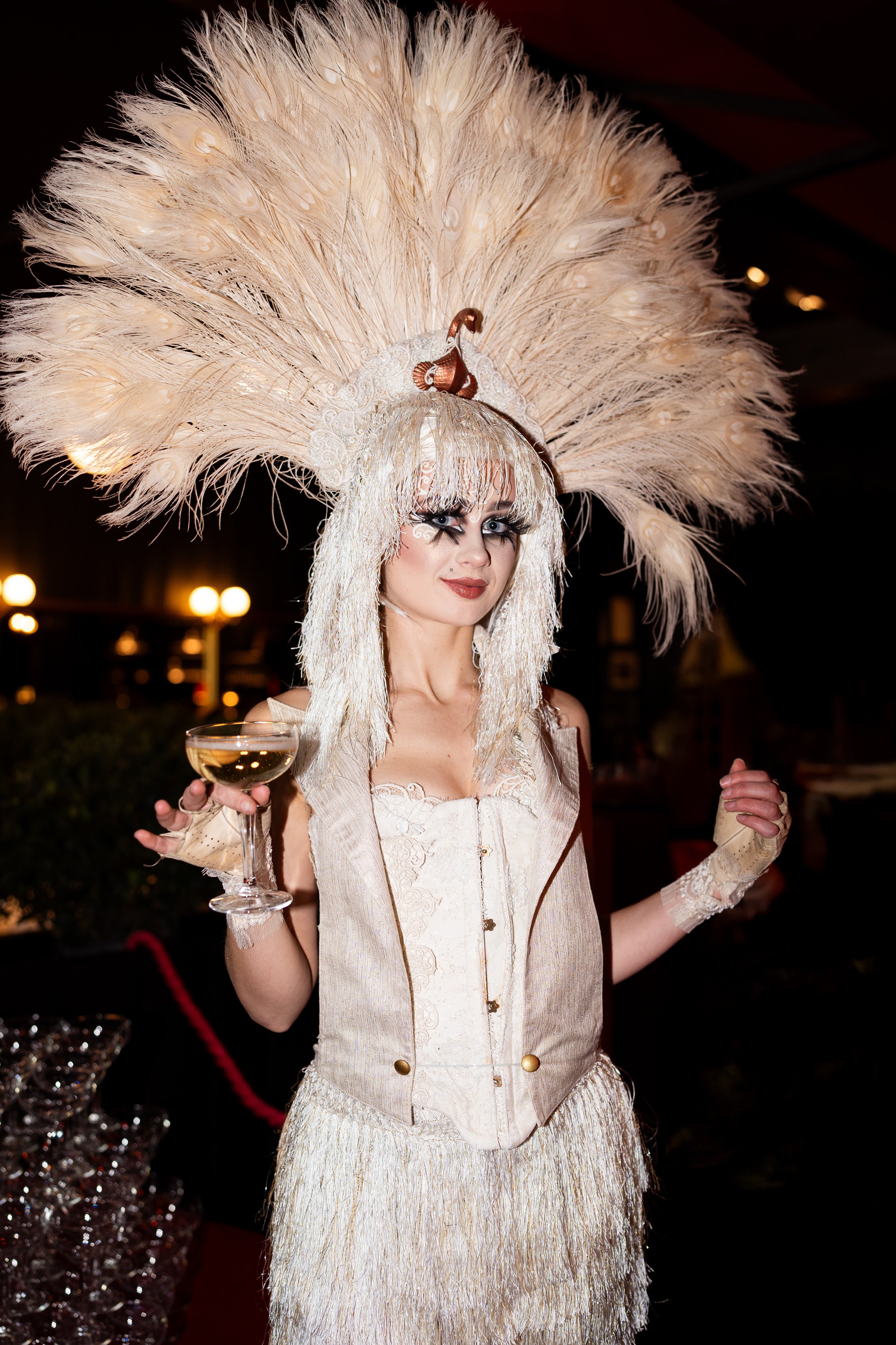 entertainer die champagne uitdeelt