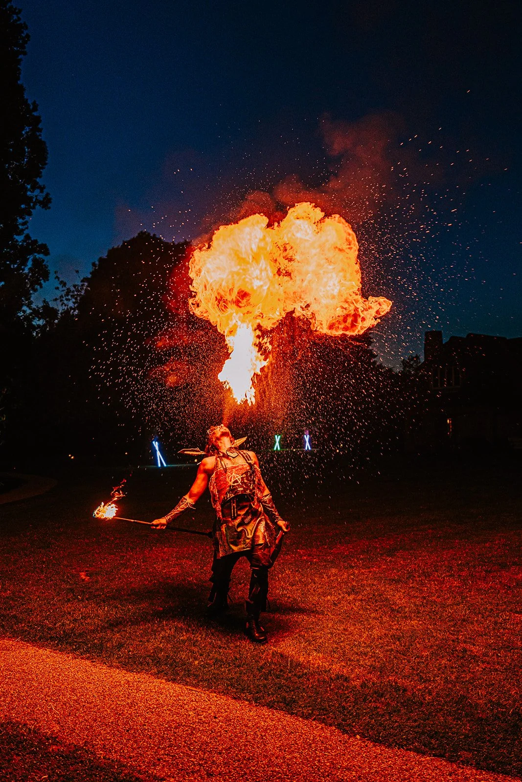 vuurspuwer tijdens een outdoor mini festival