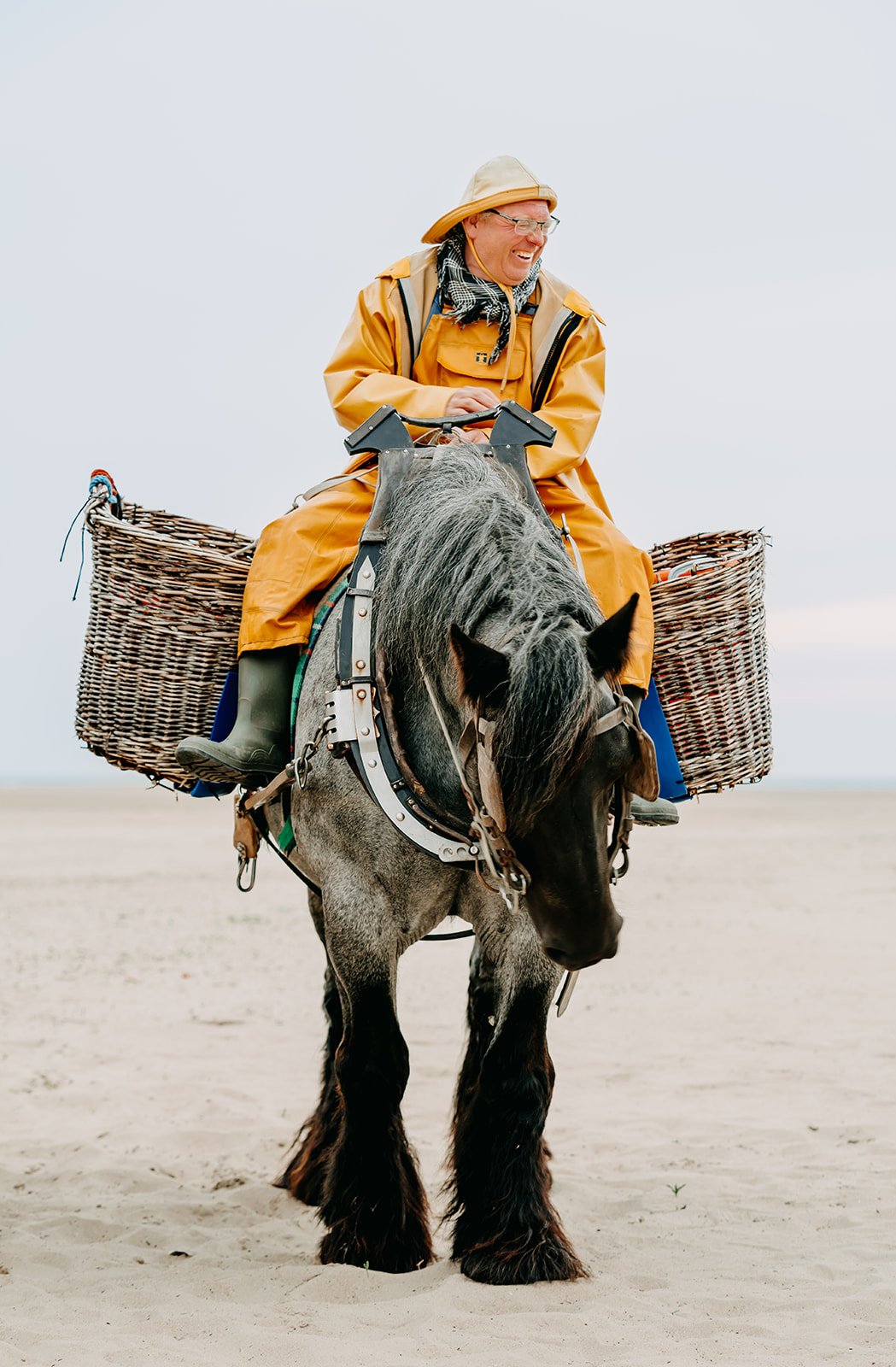 garnaalvisser op paars tijdens een event aan het strand
