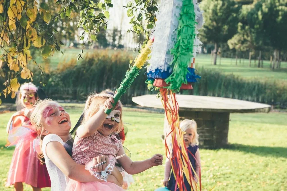kinderen die pinata kapot slaan
