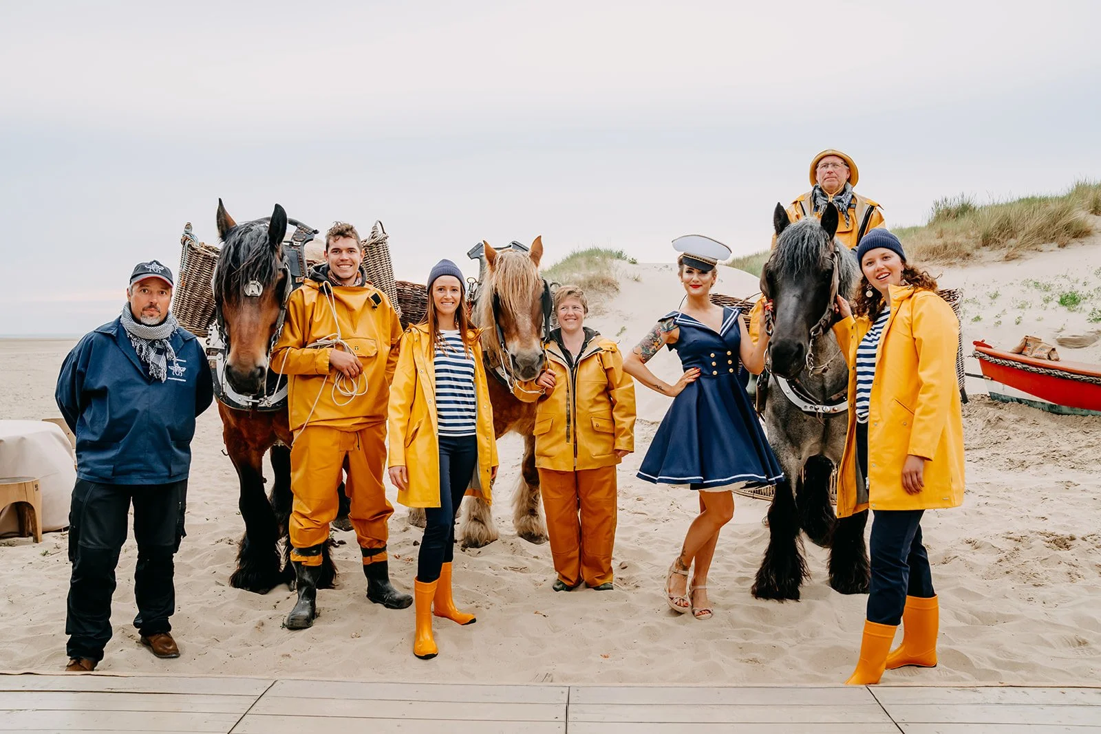paarden tijdens een event aan zee met vissers thema