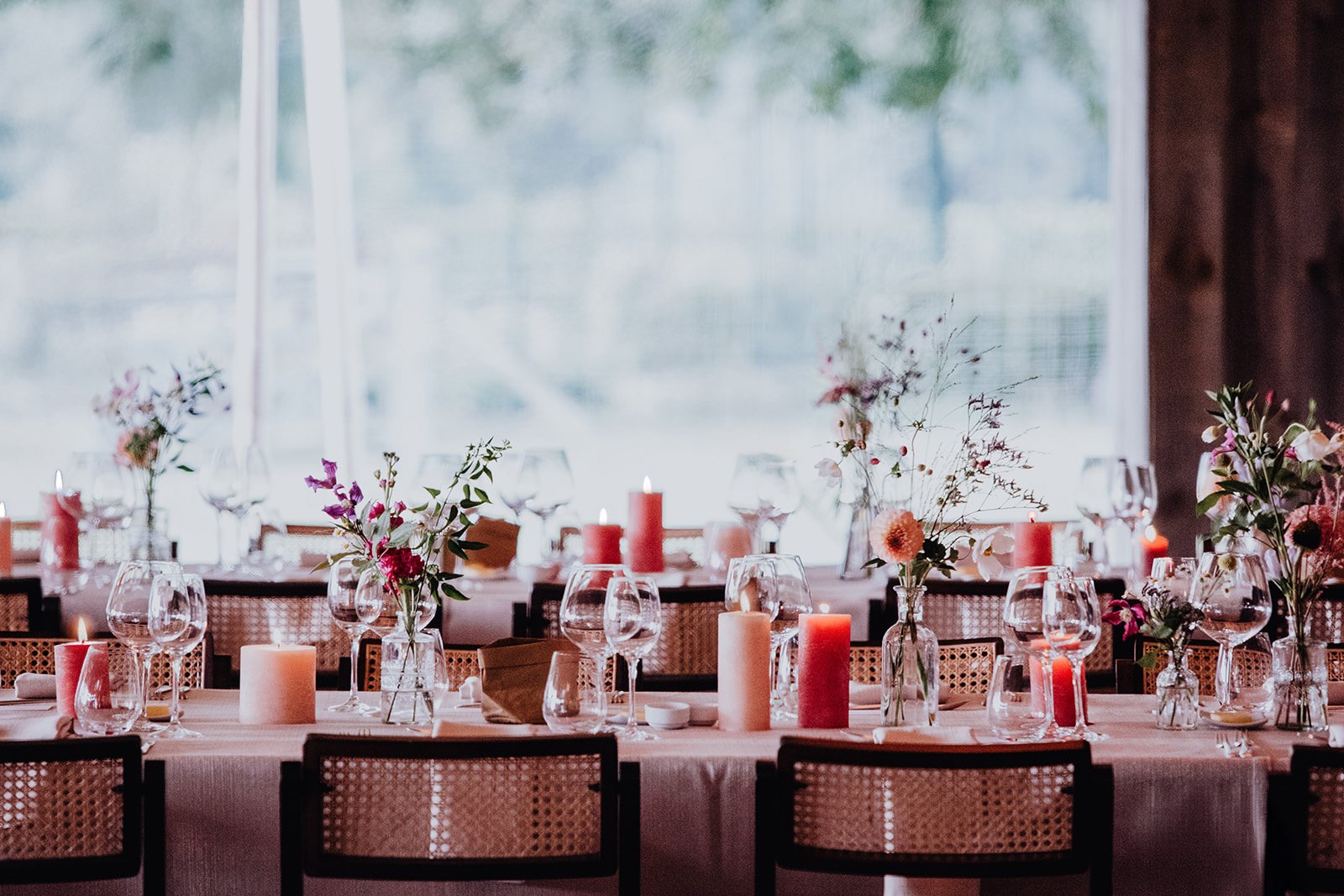 opgedekte tafel met roze details