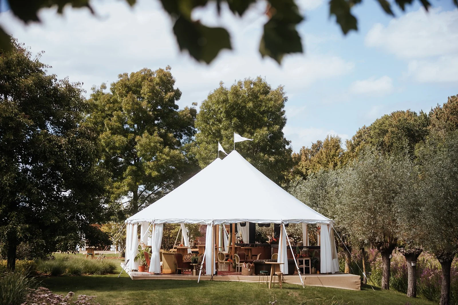 ingerichte tent met zithoek