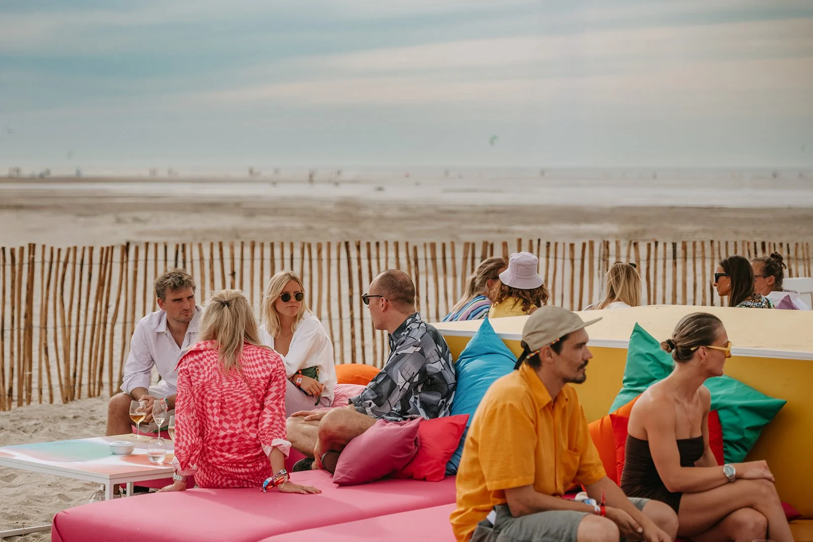 mensen in lounge zetels op strand