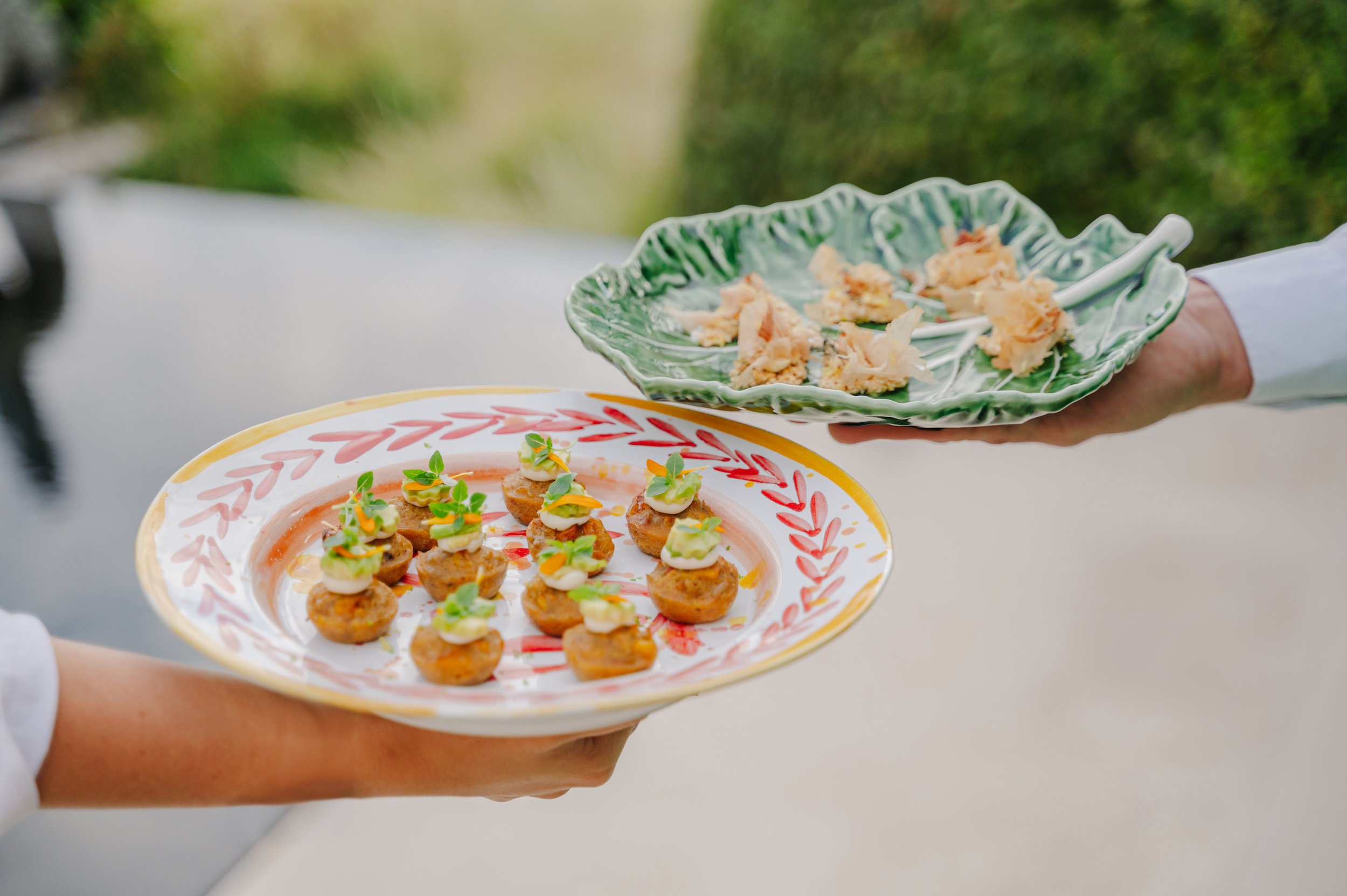 Bediening van eten tijdens verjaardagsfeest